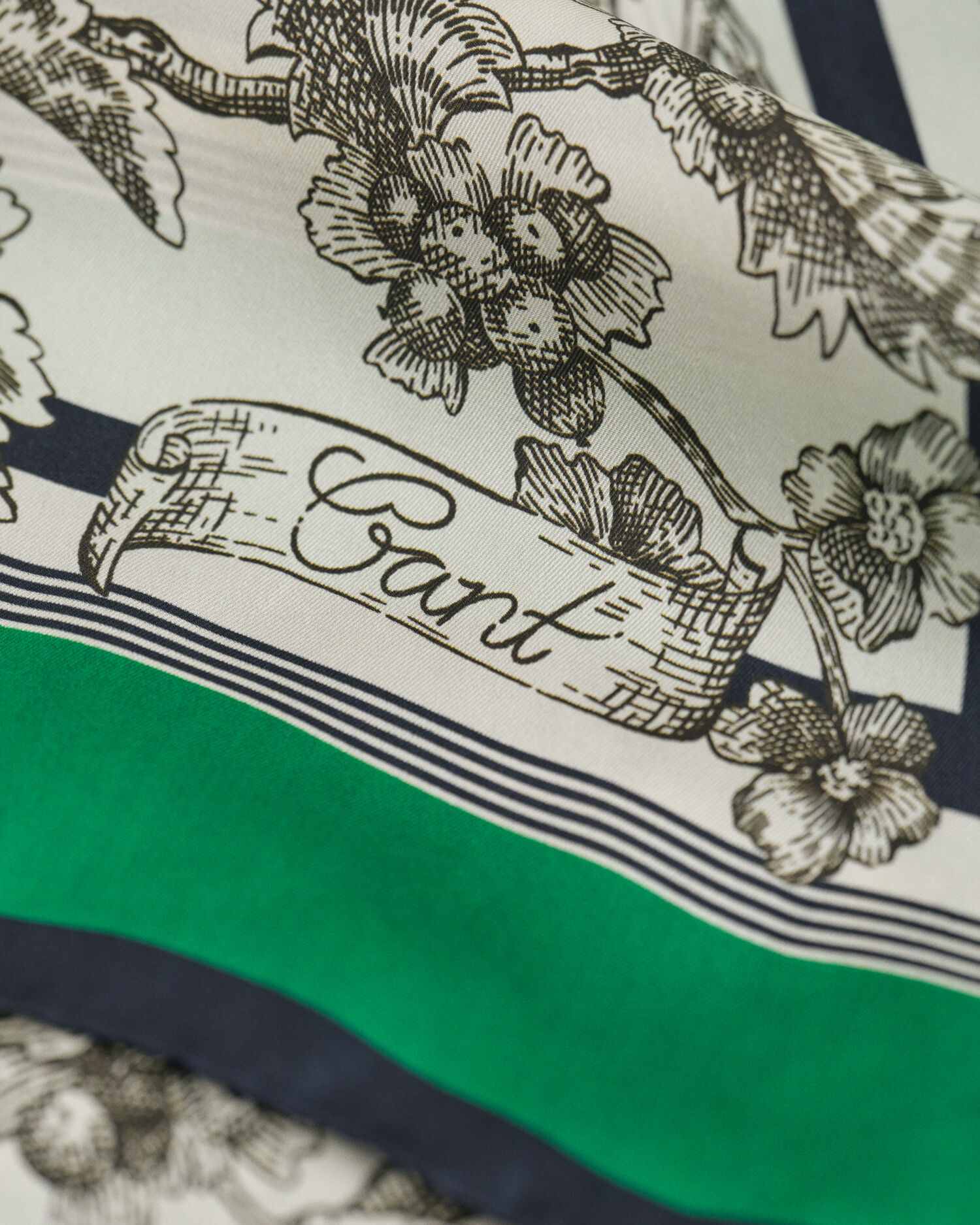 Foulard in seta con stampa di albero