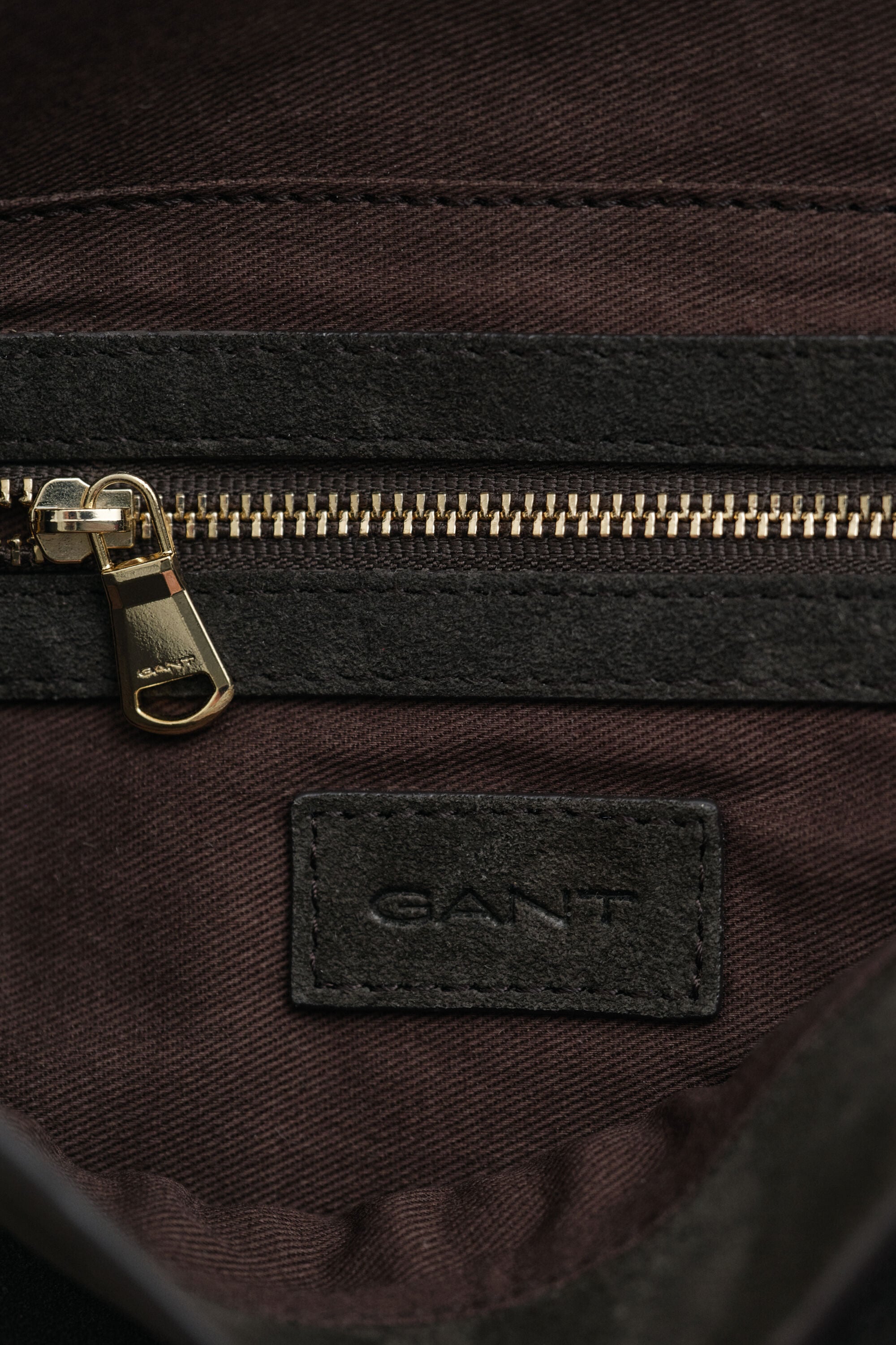 Slouchy Schultertasche aus Veloursleder