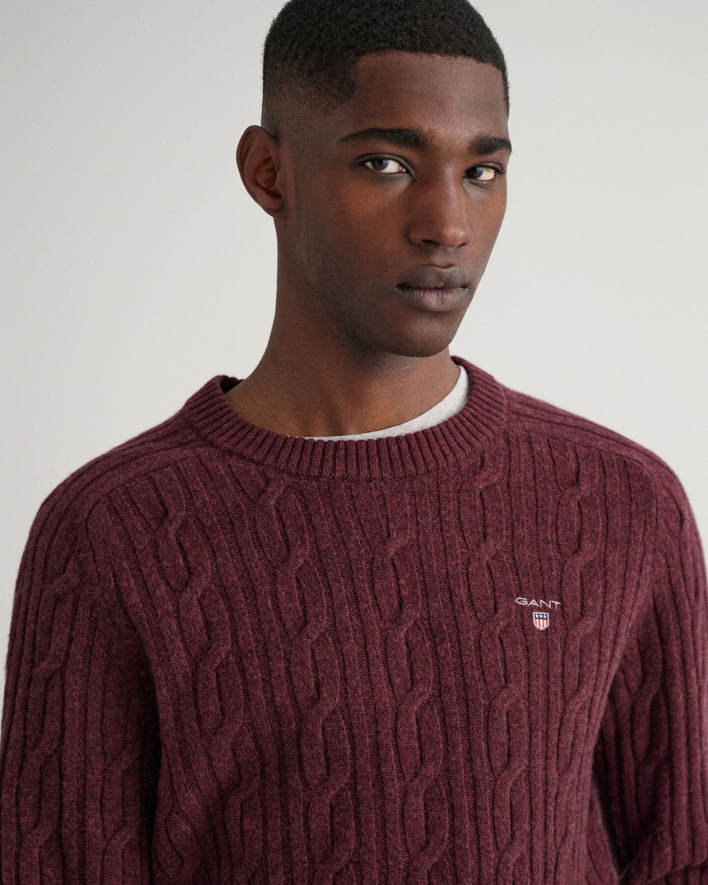 Lambswool Rundhalspullover mit Zopfmuster