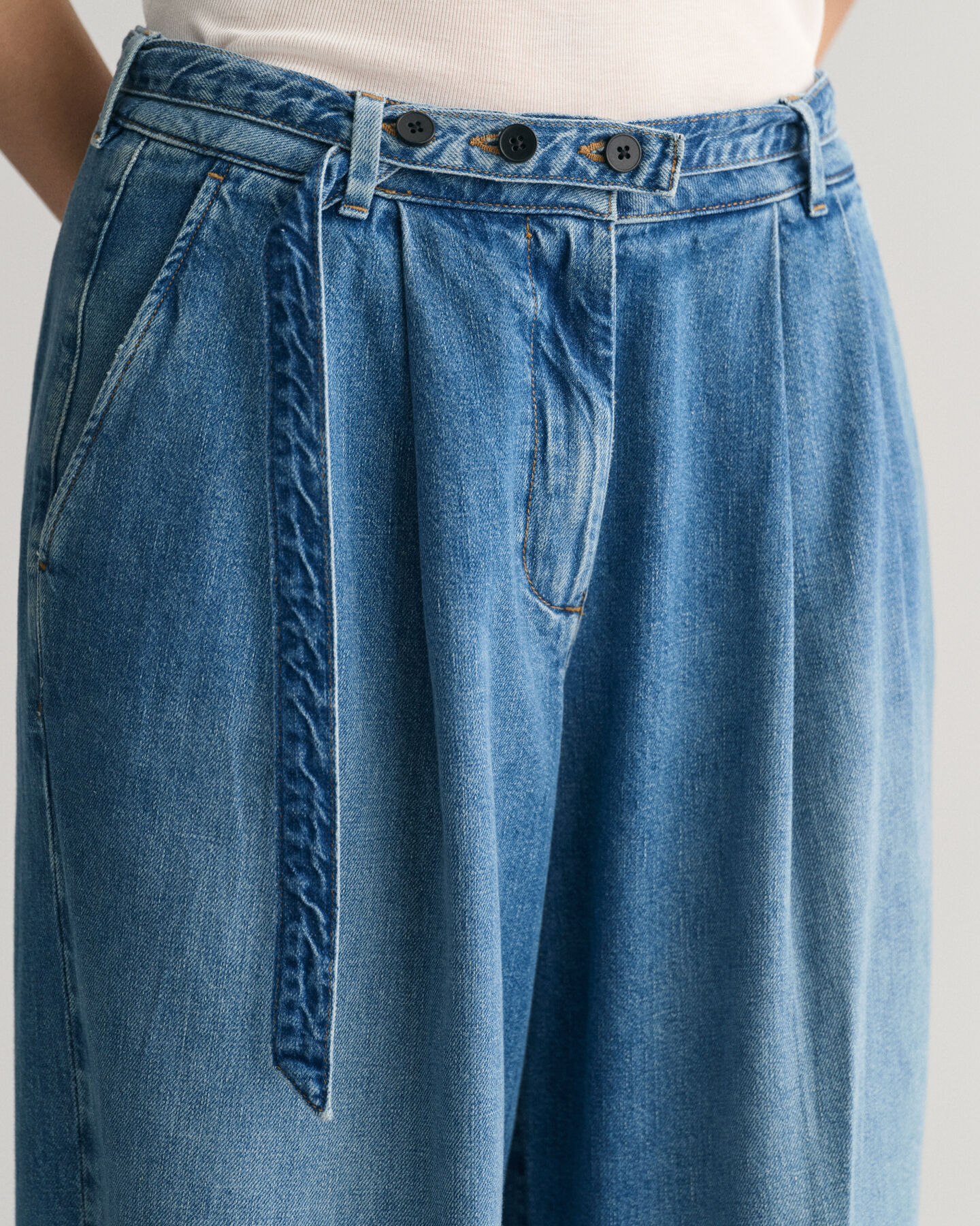 Loose Fit Jeans mit niedriger Leibhöhe und Gürtel