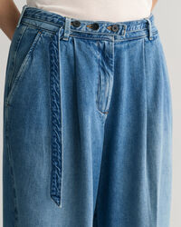 Loose Fit Jeans mit niedriger Leibhöhe und Gürtel