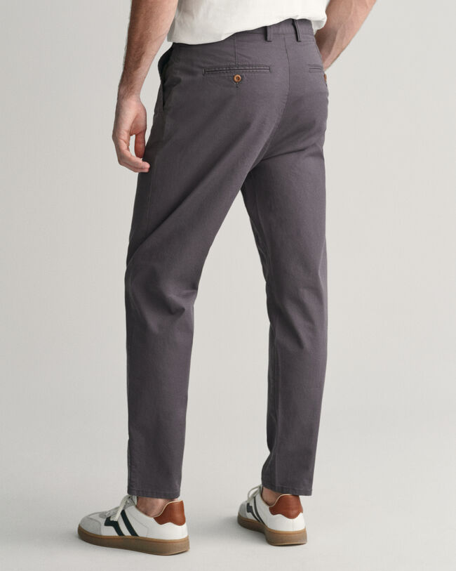 Schmal zulaufende Twill Chinohose