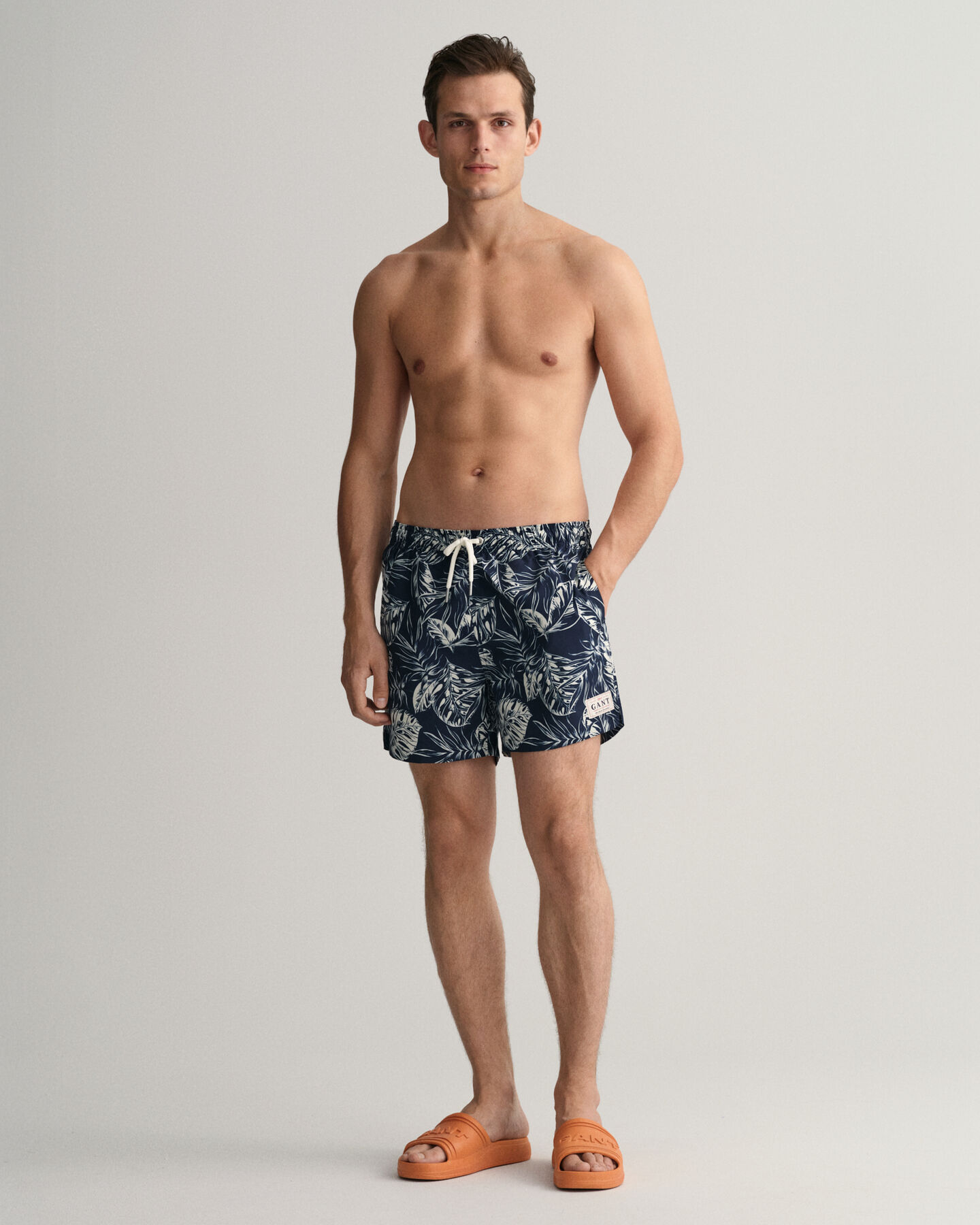 Classic Fit Tropical Leaves Badeshorts mit Print
