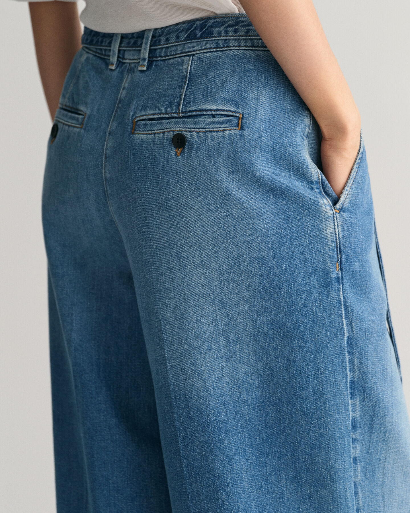 Loose Fit Jeans mit niedriger Leibhöhe und Gürtel