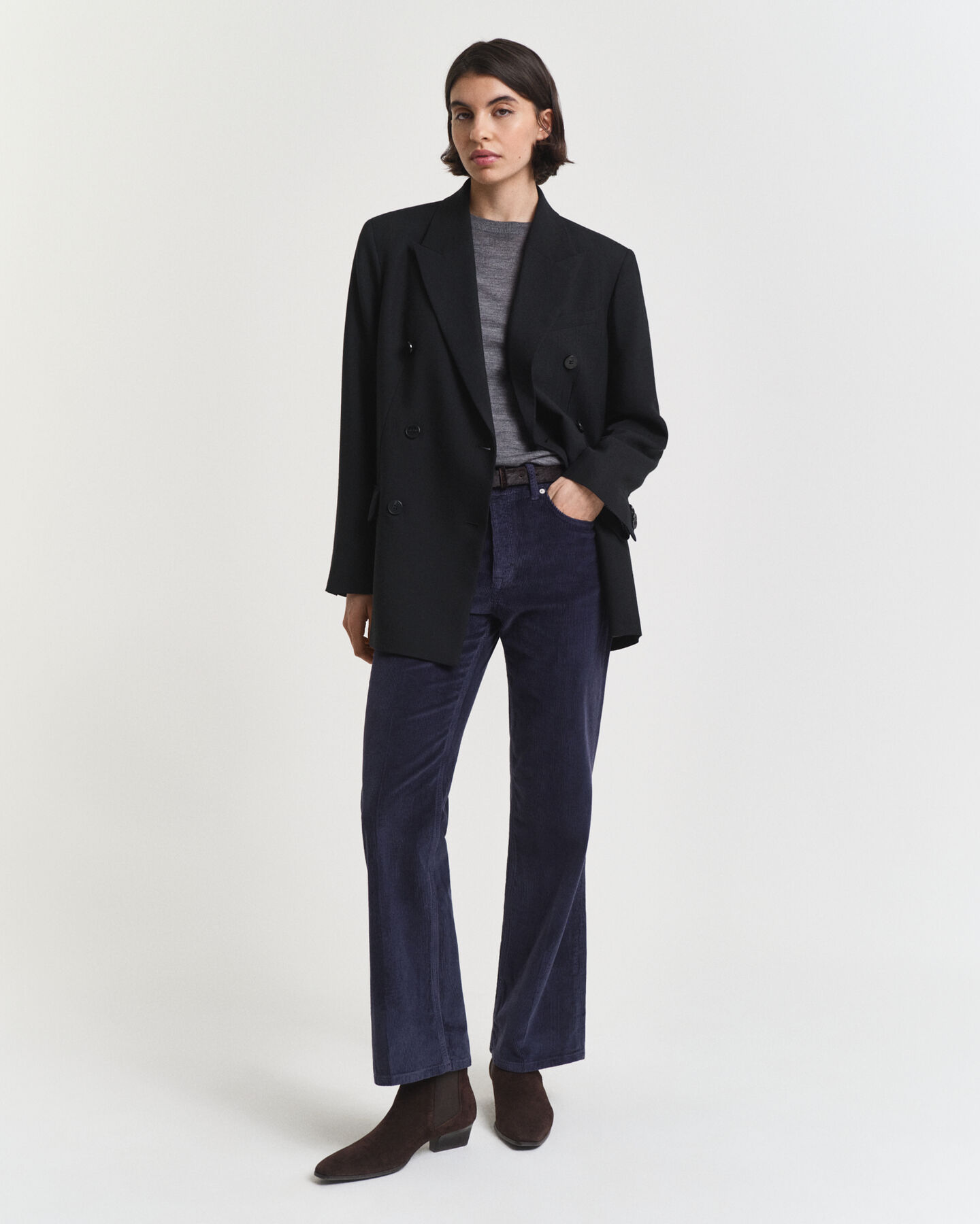 Cordjeans mit ausgestelltem Bein