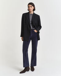 Cordjeans mit ausgestelltem Bein