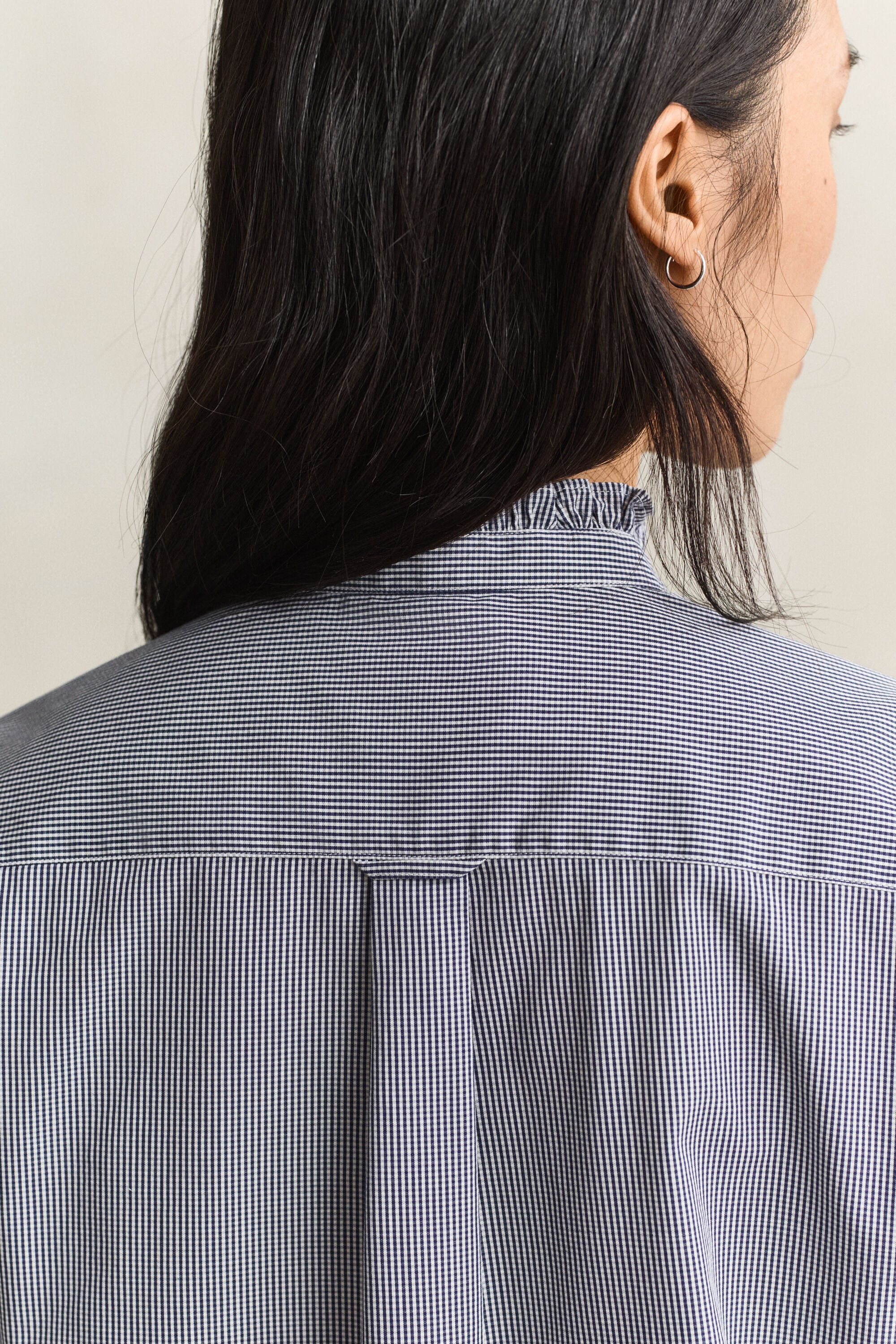 Blusa con colletto arricciato