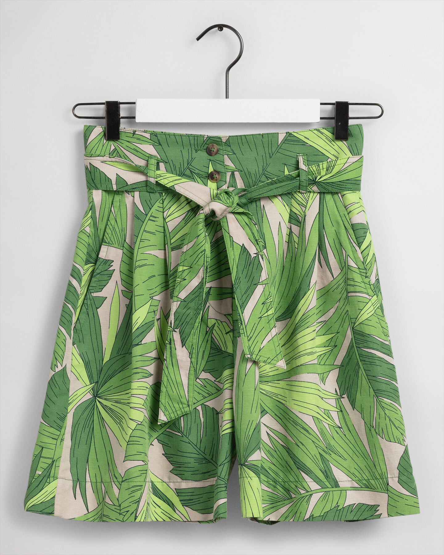 Palm Breeze High Waisted Shorts mit Bundfalten und Print