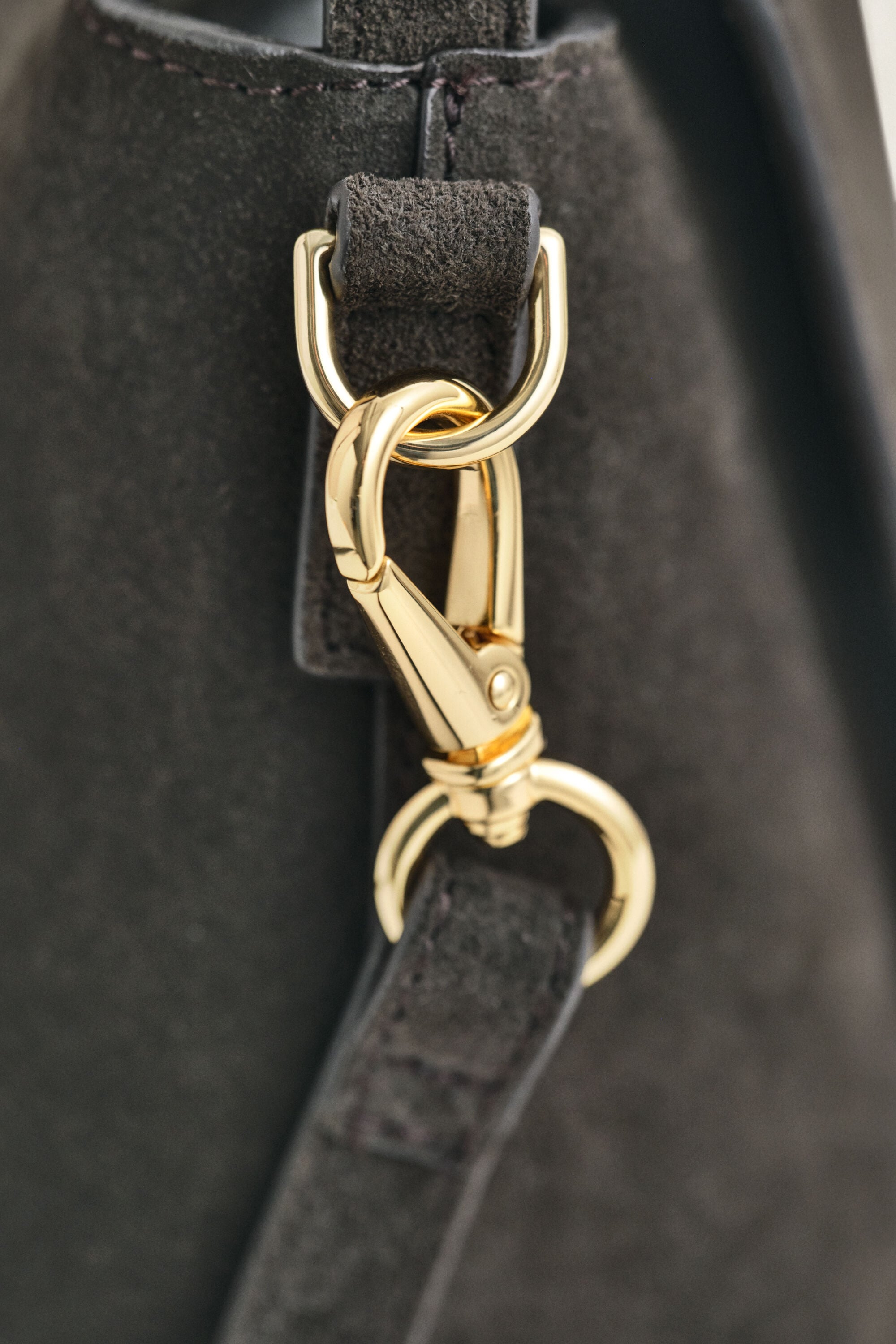 Slouchy Schultertasche aus Veloursleder