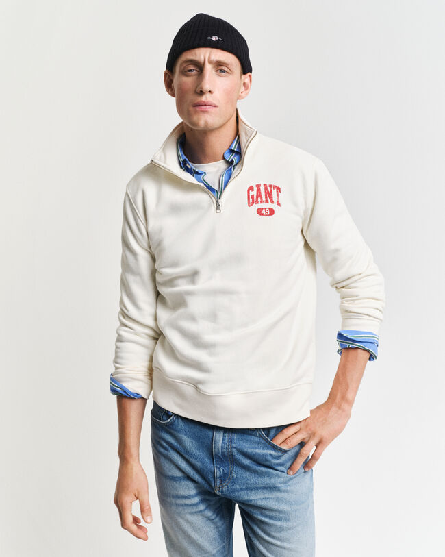 GANT 49 Arch Graphic Sweatshirt mit Rei&szlig;verschlusskragen