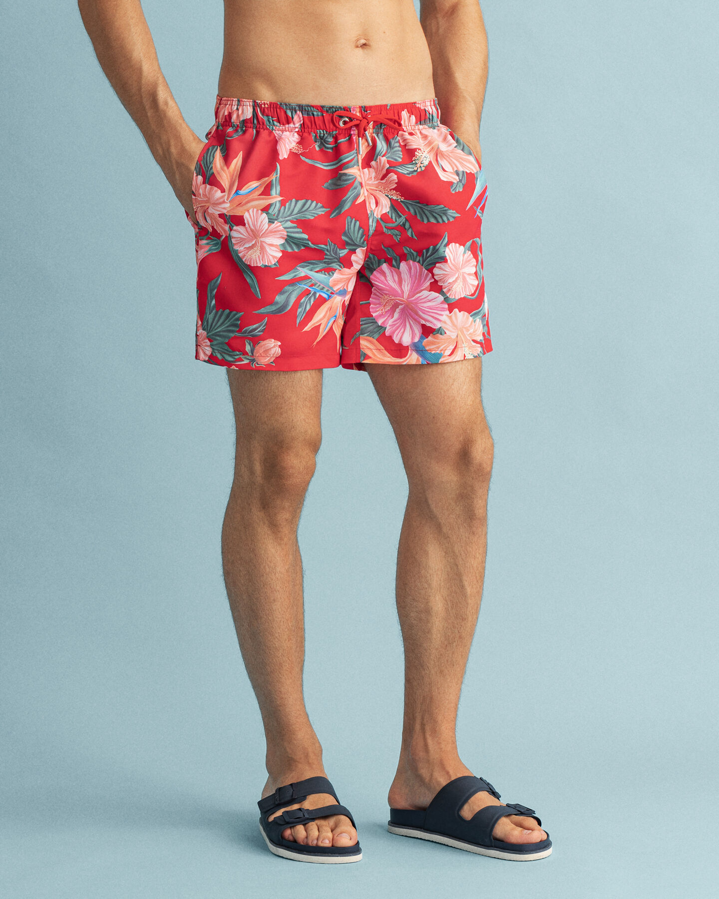 Classic Fit Badeshorts mit tropischem Print