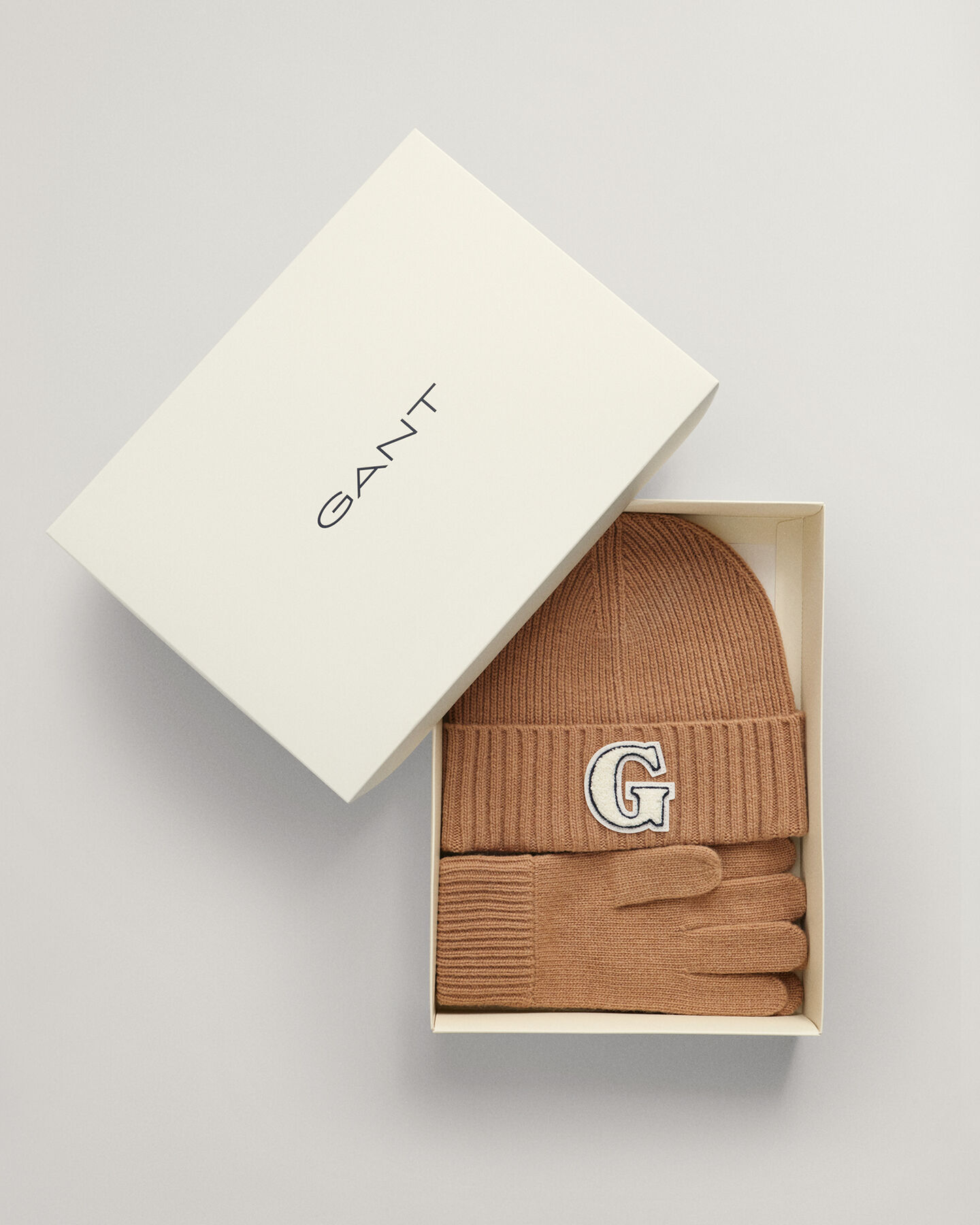 Beanie & Handschuhe mit G-Badge im Geschenkset
