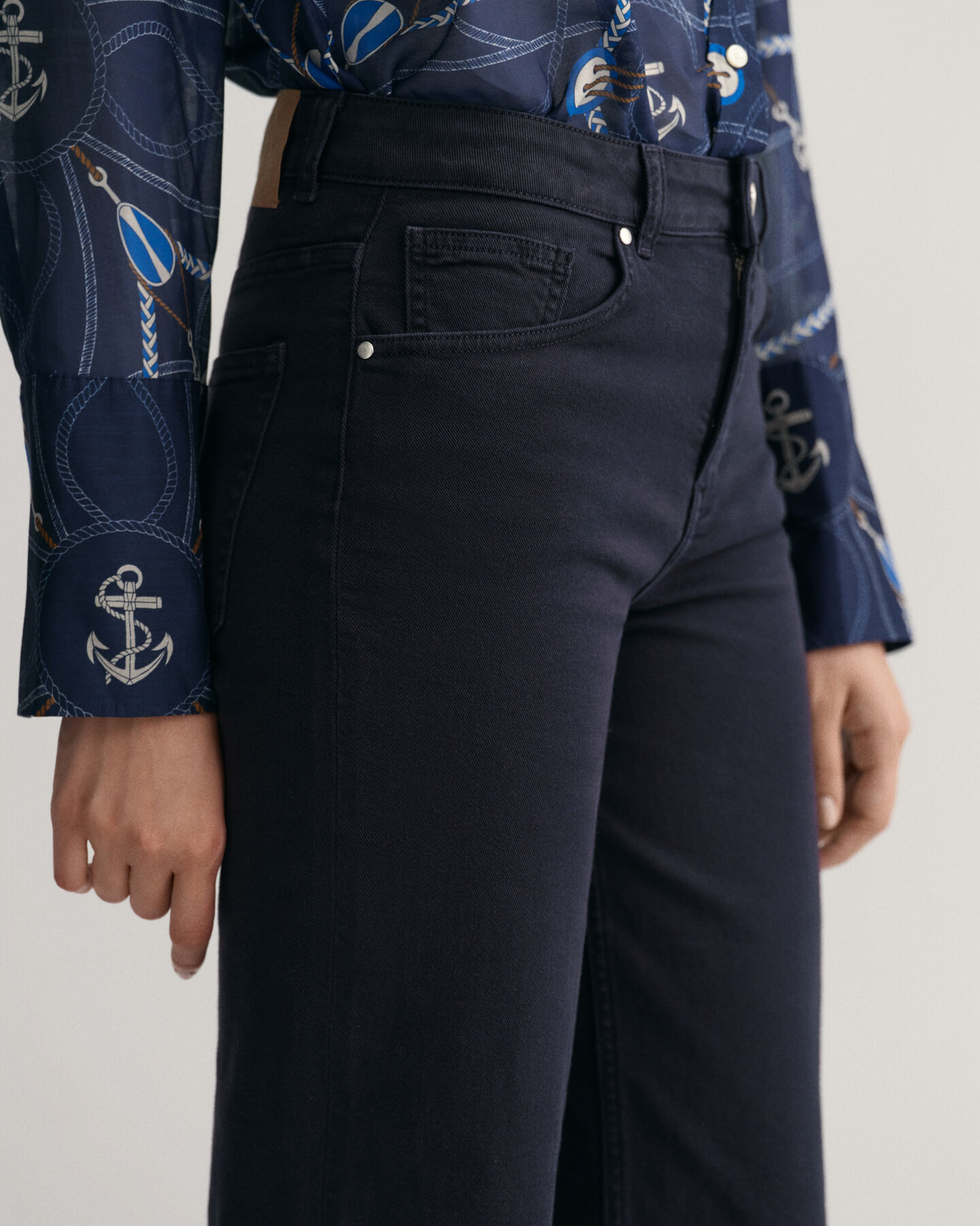 Verkürzte Color Jeans mit weitem Bein