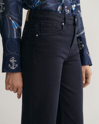 Verkürzte Color Jeans mit weitem Bein