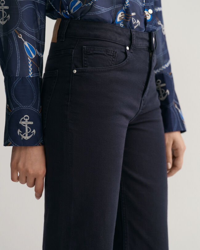 Verkürzte Color Jeans mit weitem Bein