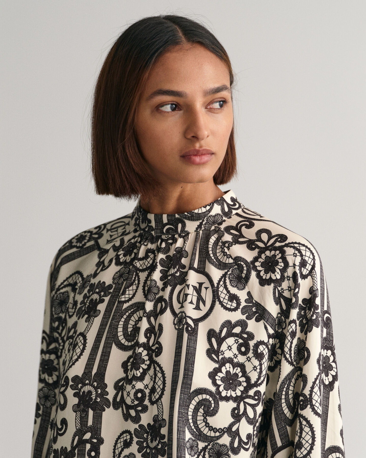 Rollkragenbluse mit Spitzen-Print