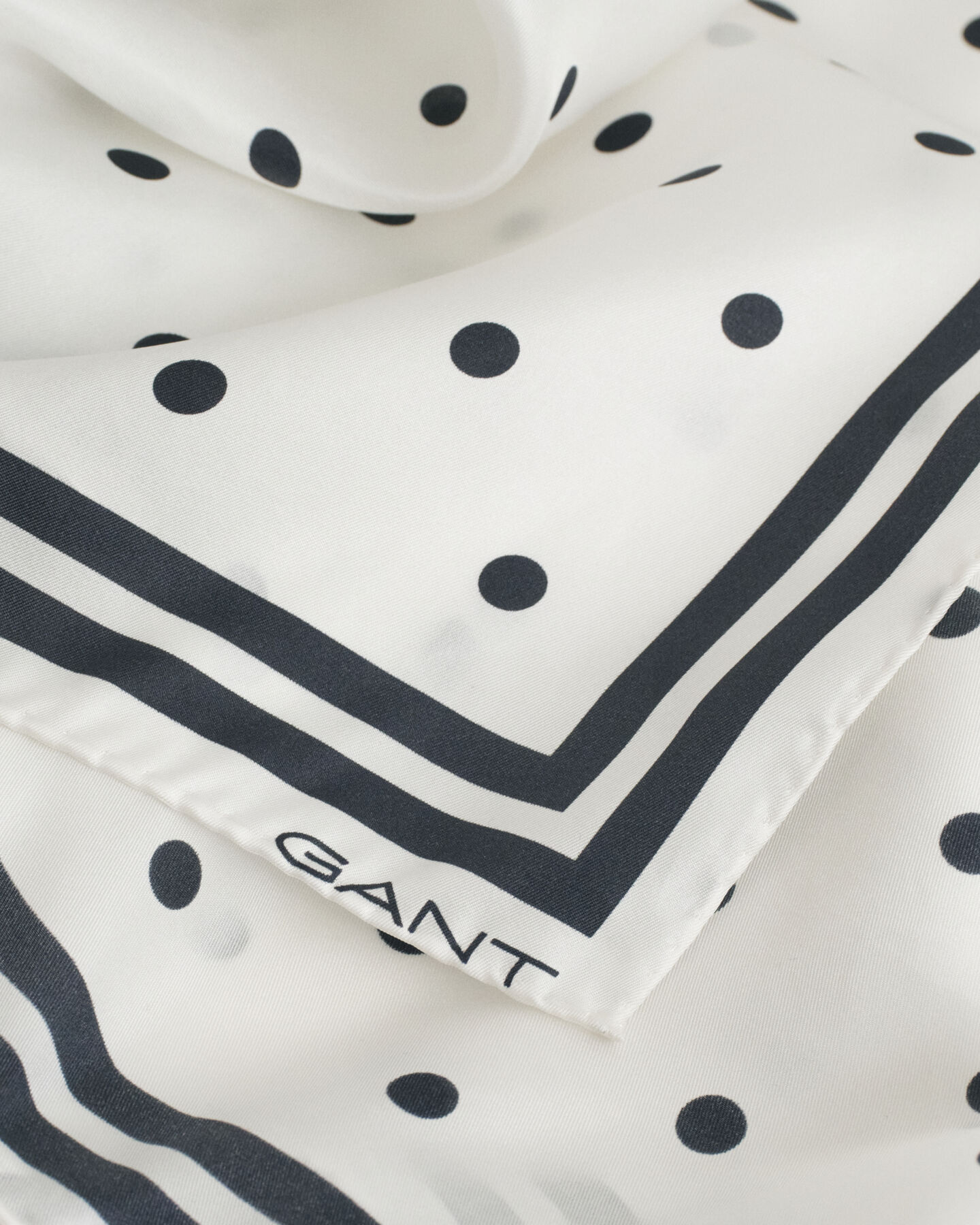 Seidenschal mit Pünktchen-Print