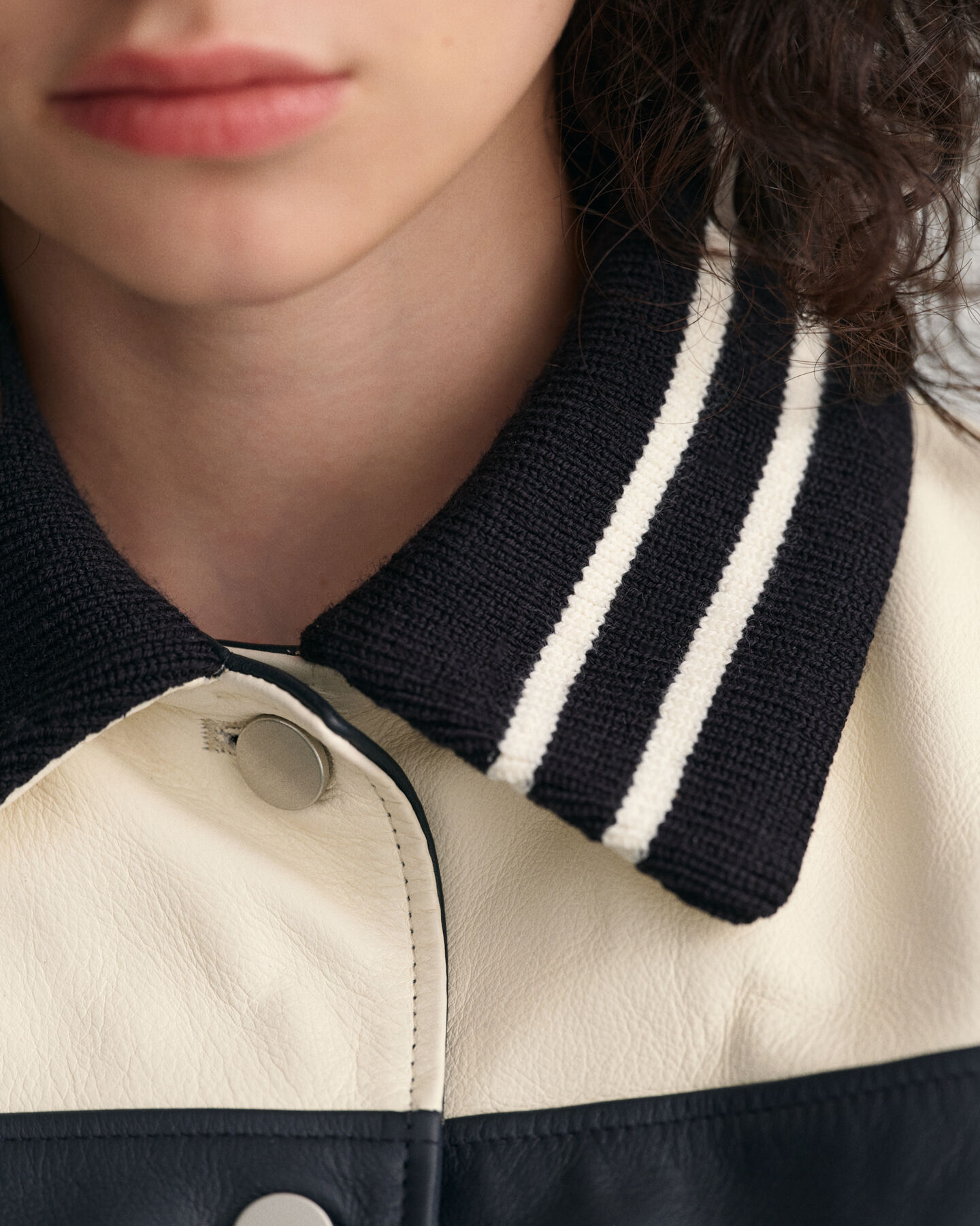 Lederjacke im Blockfarbendesign