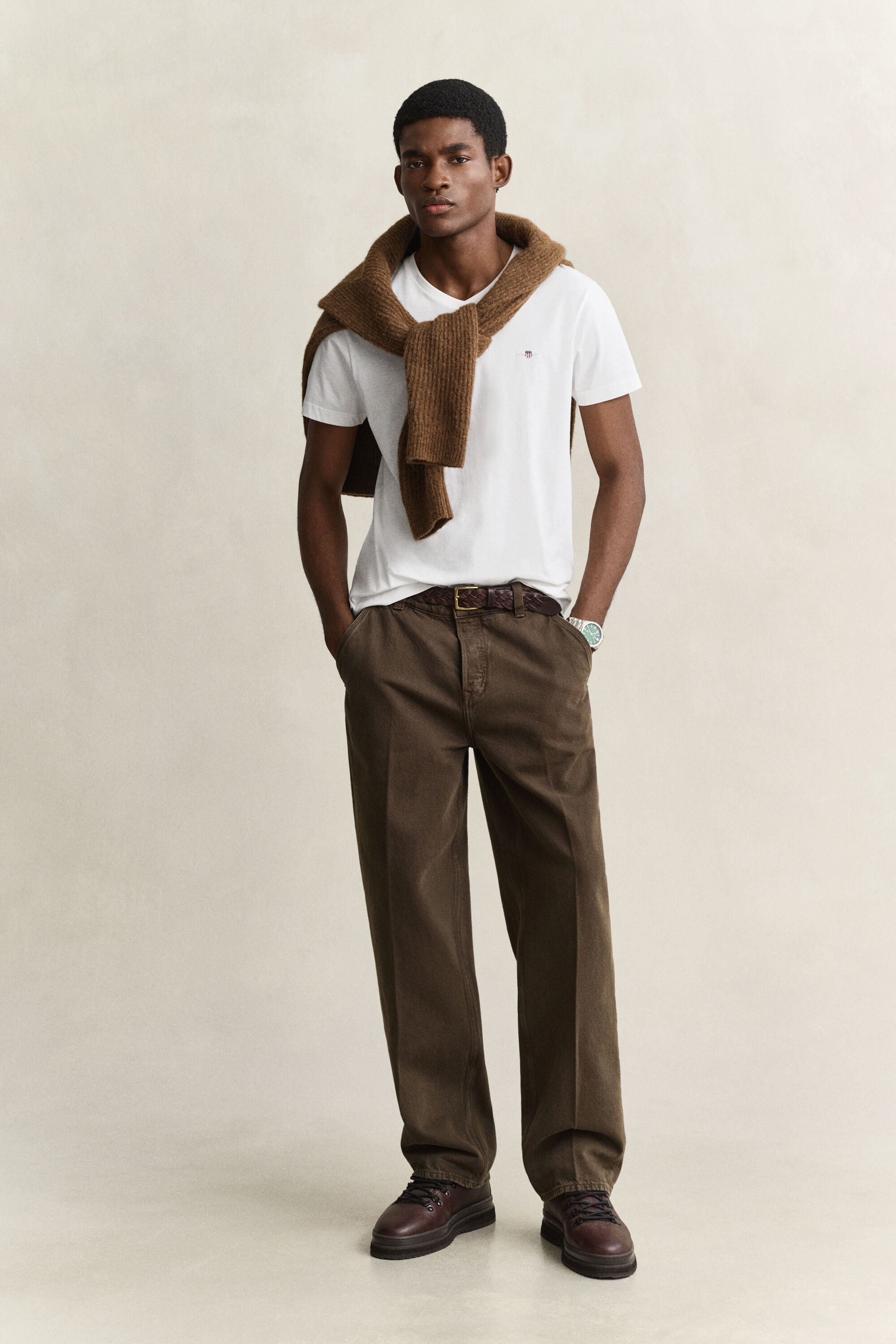 T-shirt Shield con scollo a V