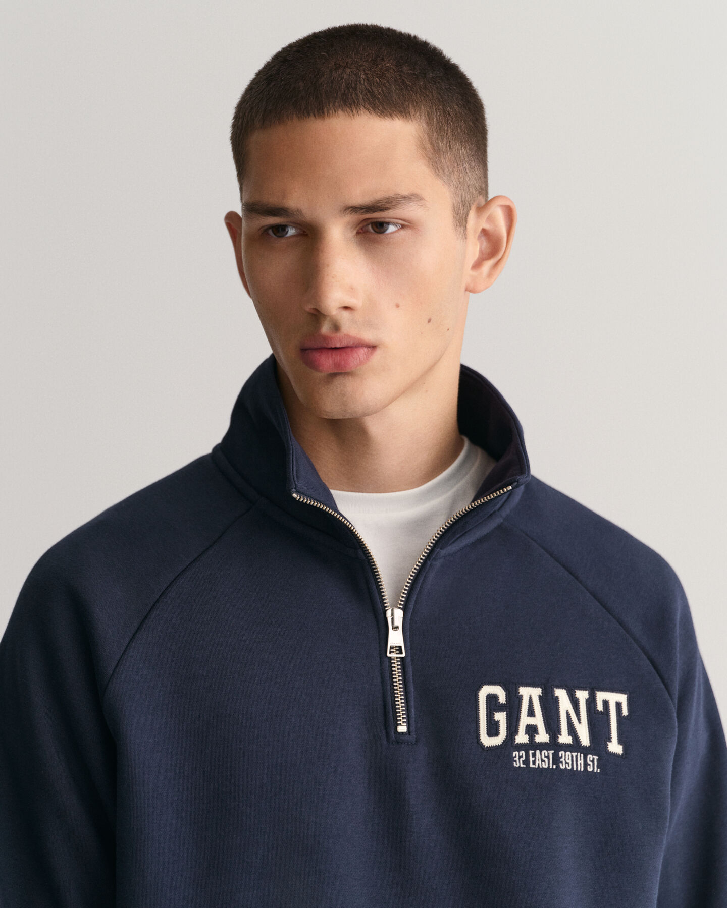 GANT Arch Graphic Sweatshirt mit Rei&szlig;verschlusskragen