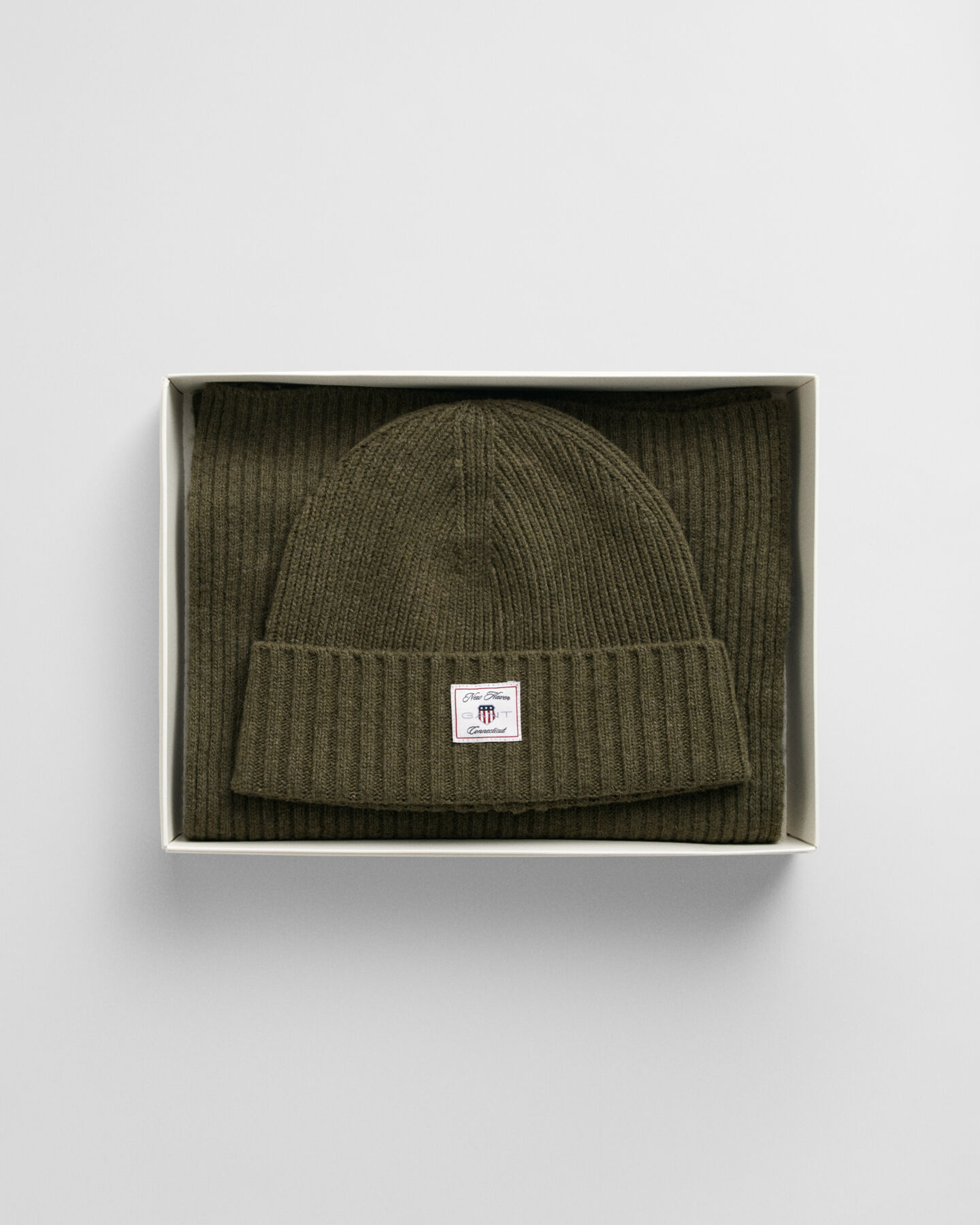 Beanie und Schal im Geschenkset