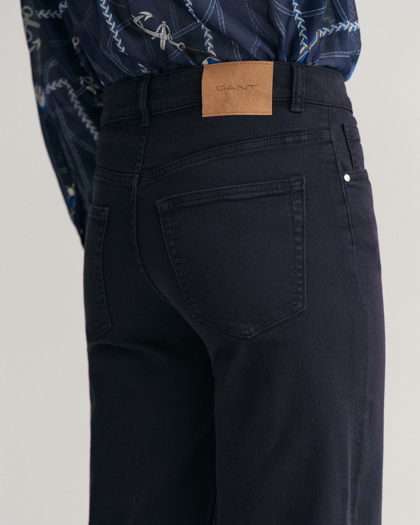 Verkürzte Color Jeans mit weitem Bein