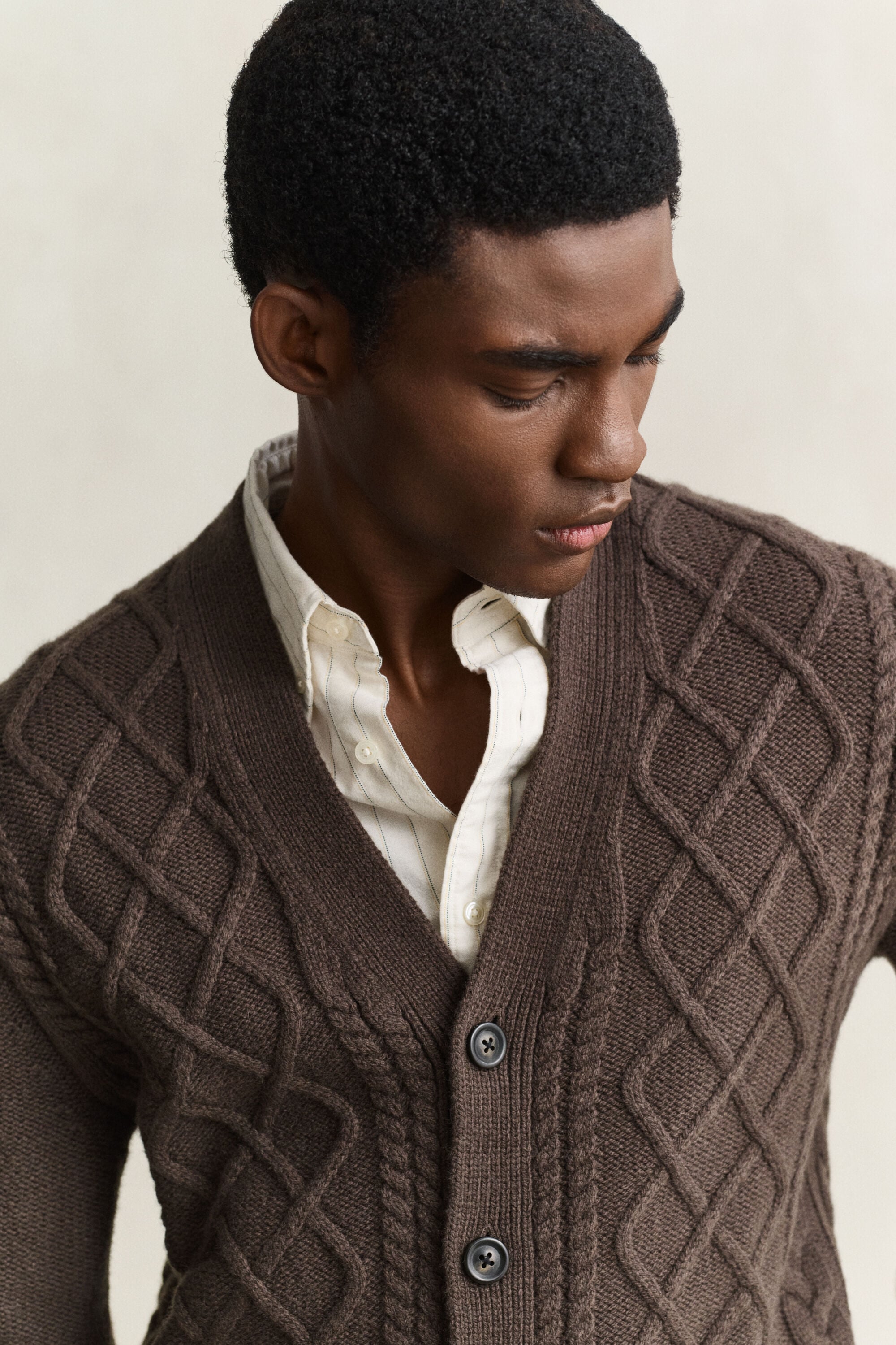 Strickjacke mit Zopfmuster aus Wollmix