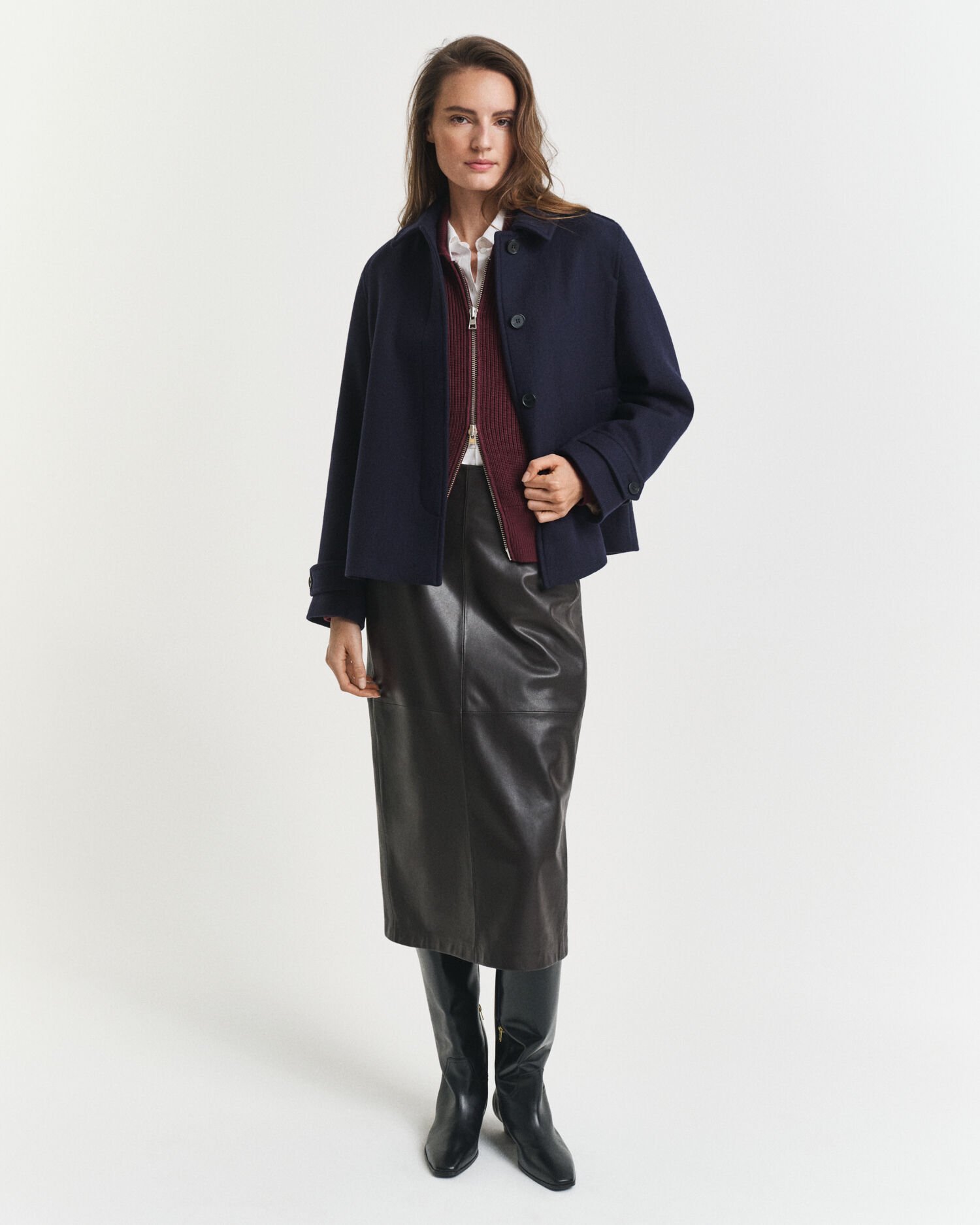 Bleistiftrock aus Leder in Midilänge