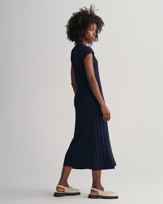 &Auml;rmelloses Rippstrick Rundhalskleid