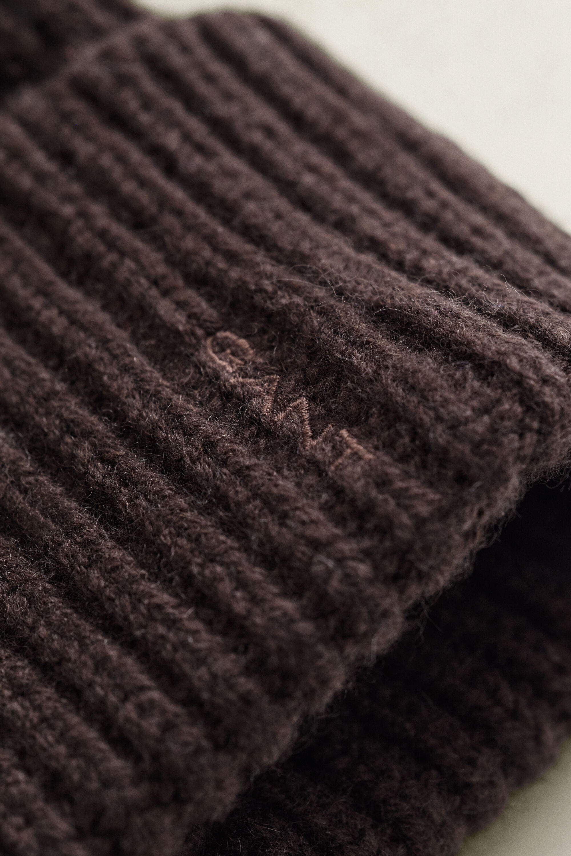 Gerippte Beanie aus Woll-Kaschmir-Mix
