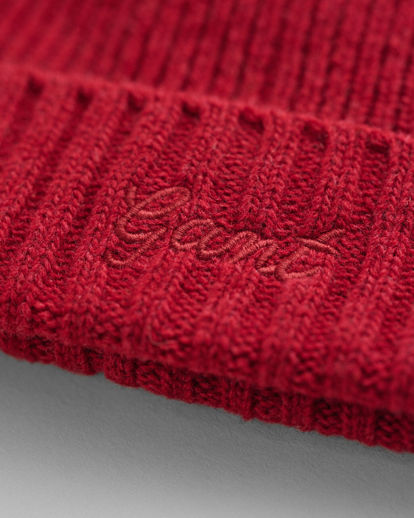 Script Graphic Beanie und Schal im Geschenkset