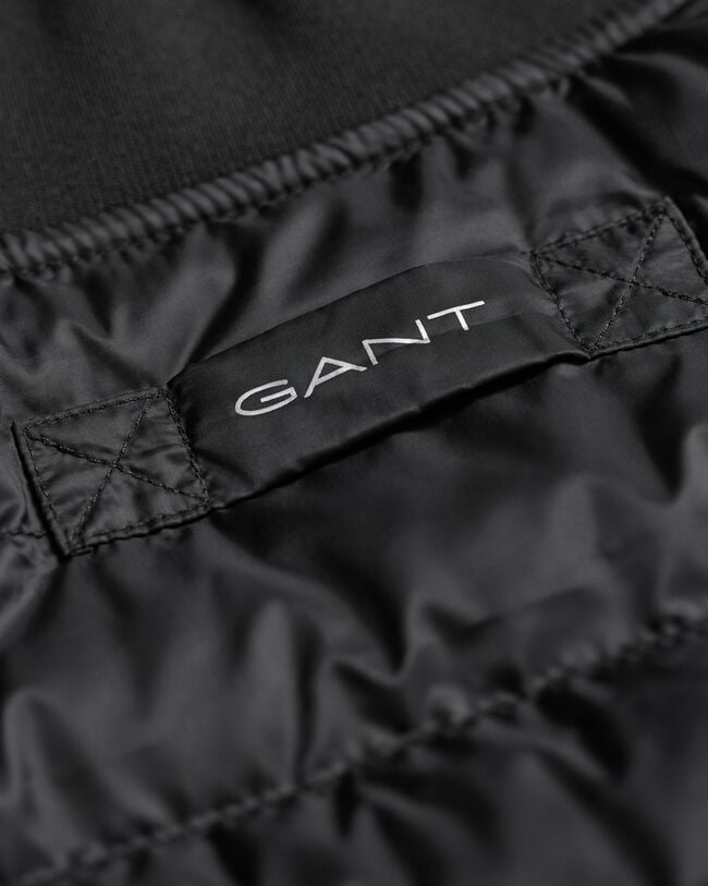 Leichte Steppweste im Bomberstil