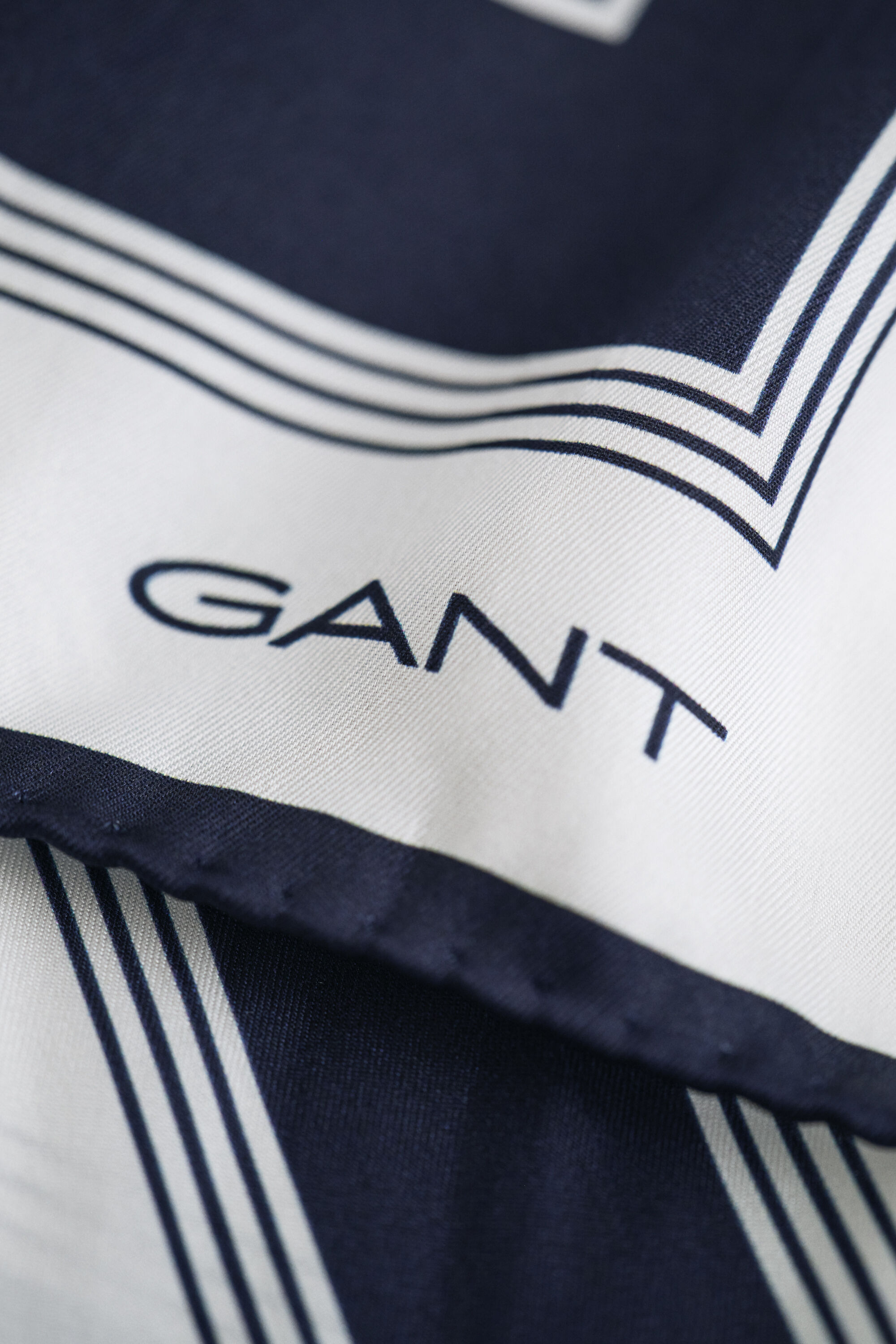 Foulard di seta con monogramma