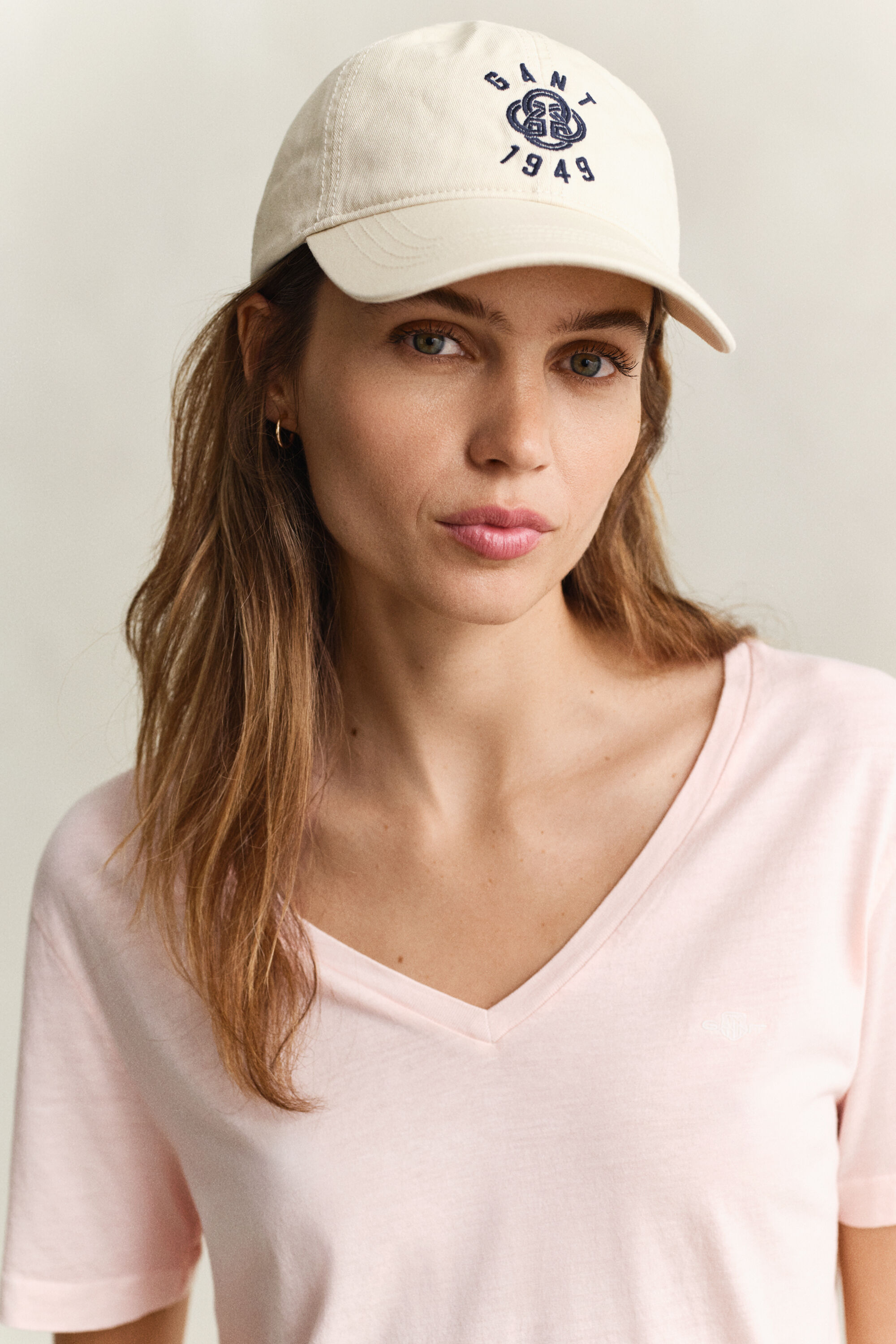 Gewaschenes Shield T-Shirt mit V-Ausschnitt