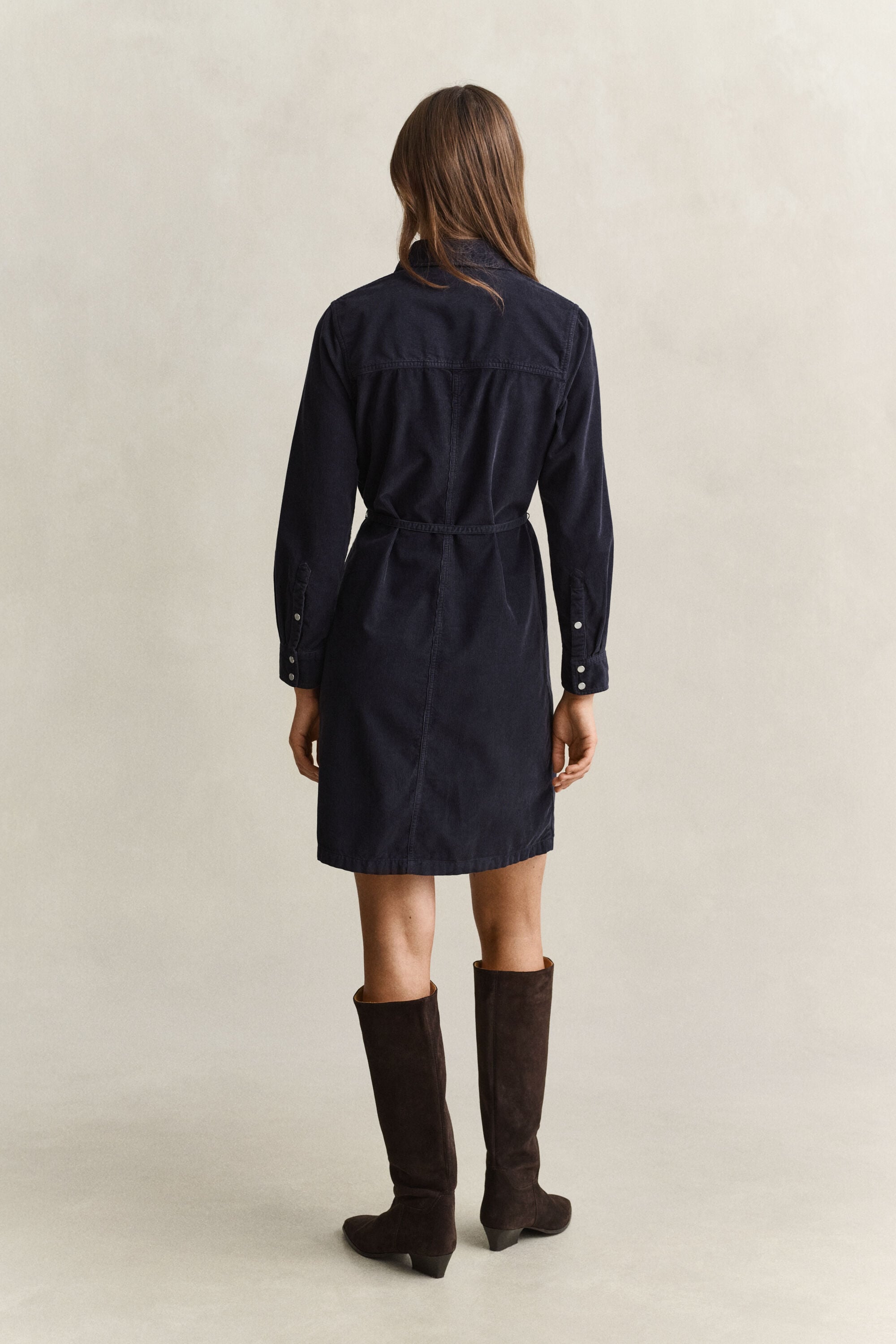 Hemdblusenkleid aus Cord mit Gürtel