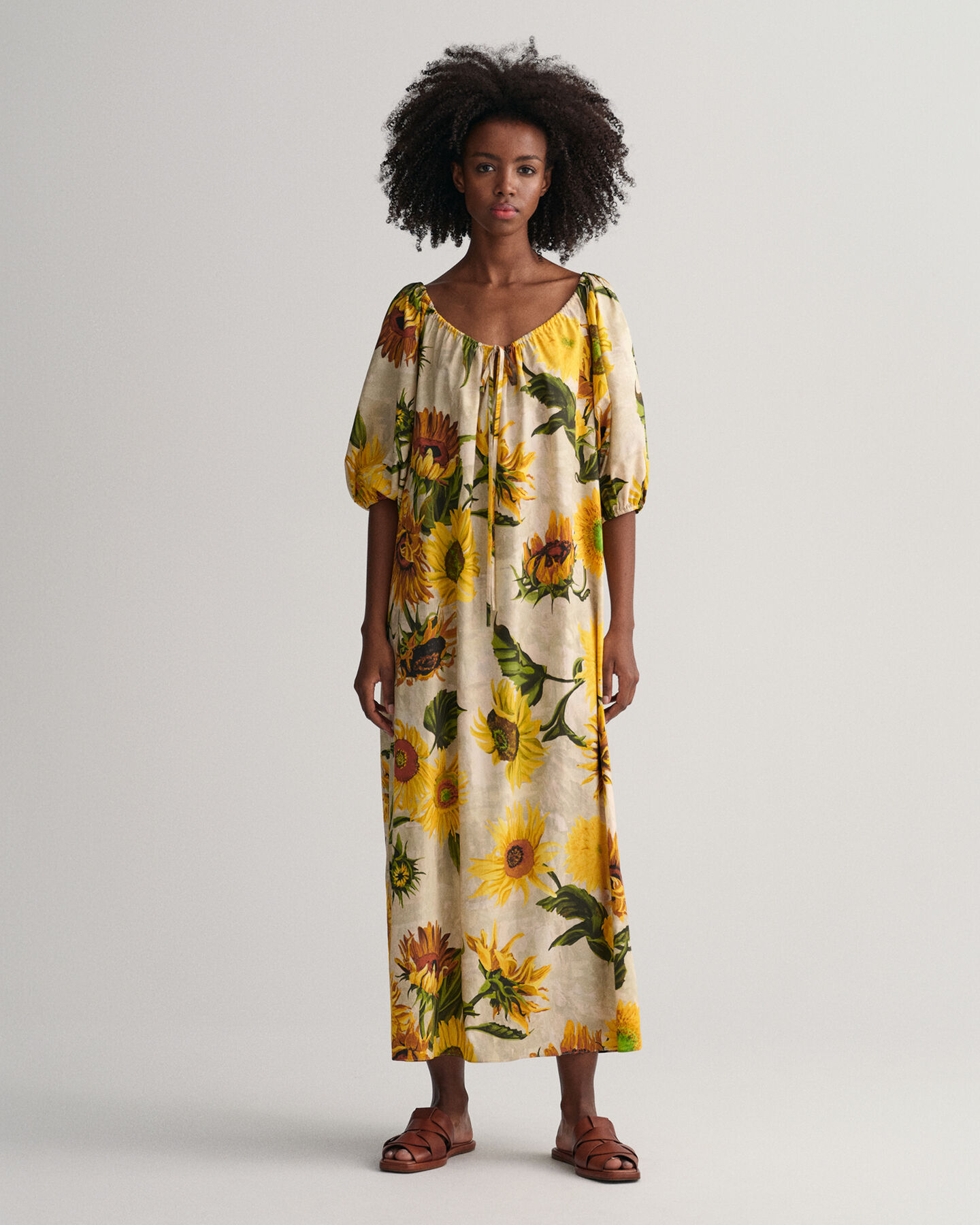 Gerafftes Kleid mit Sonnenblumen-Print