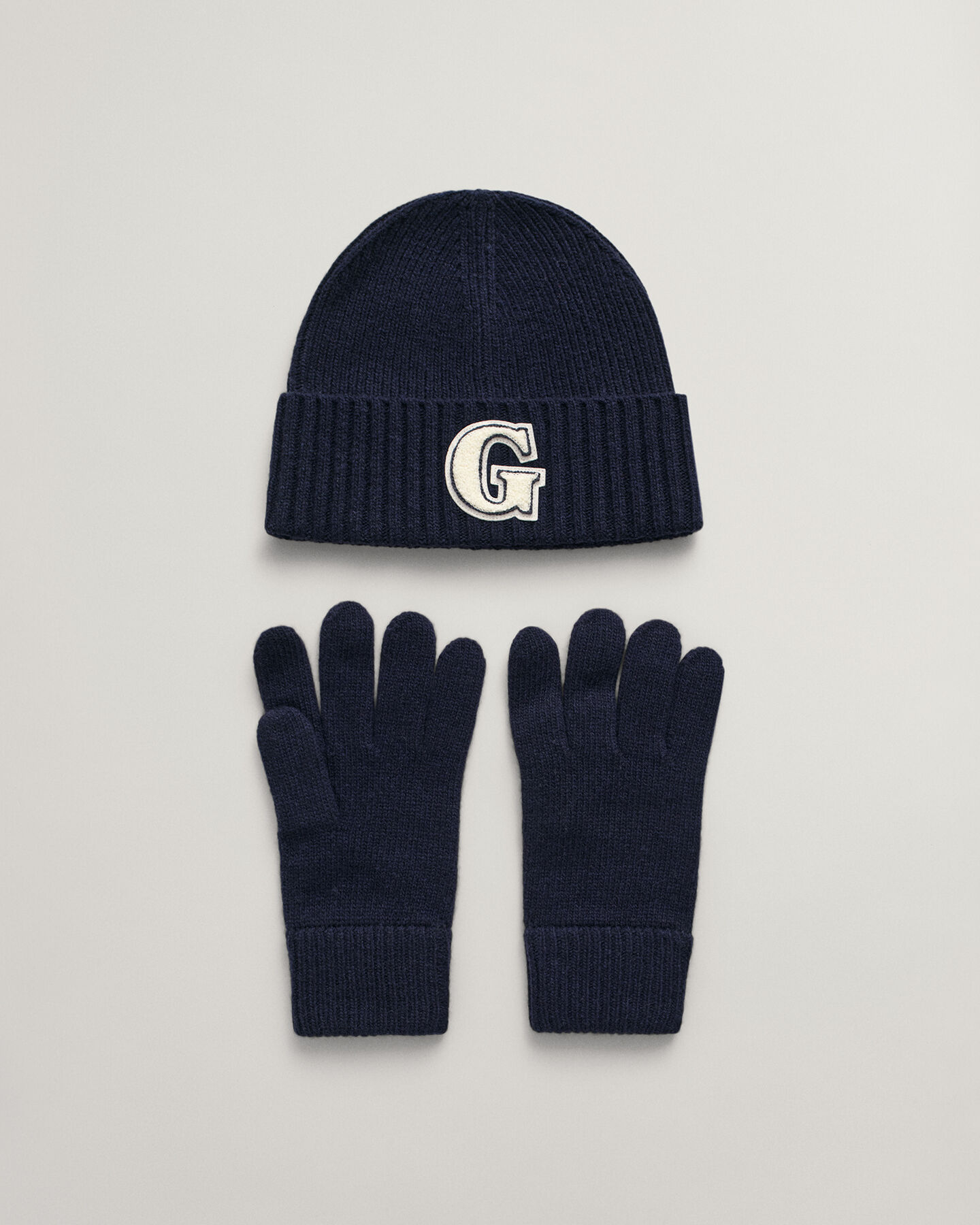 Beanie & Handschuhe mit G-Badge im Geschenkset