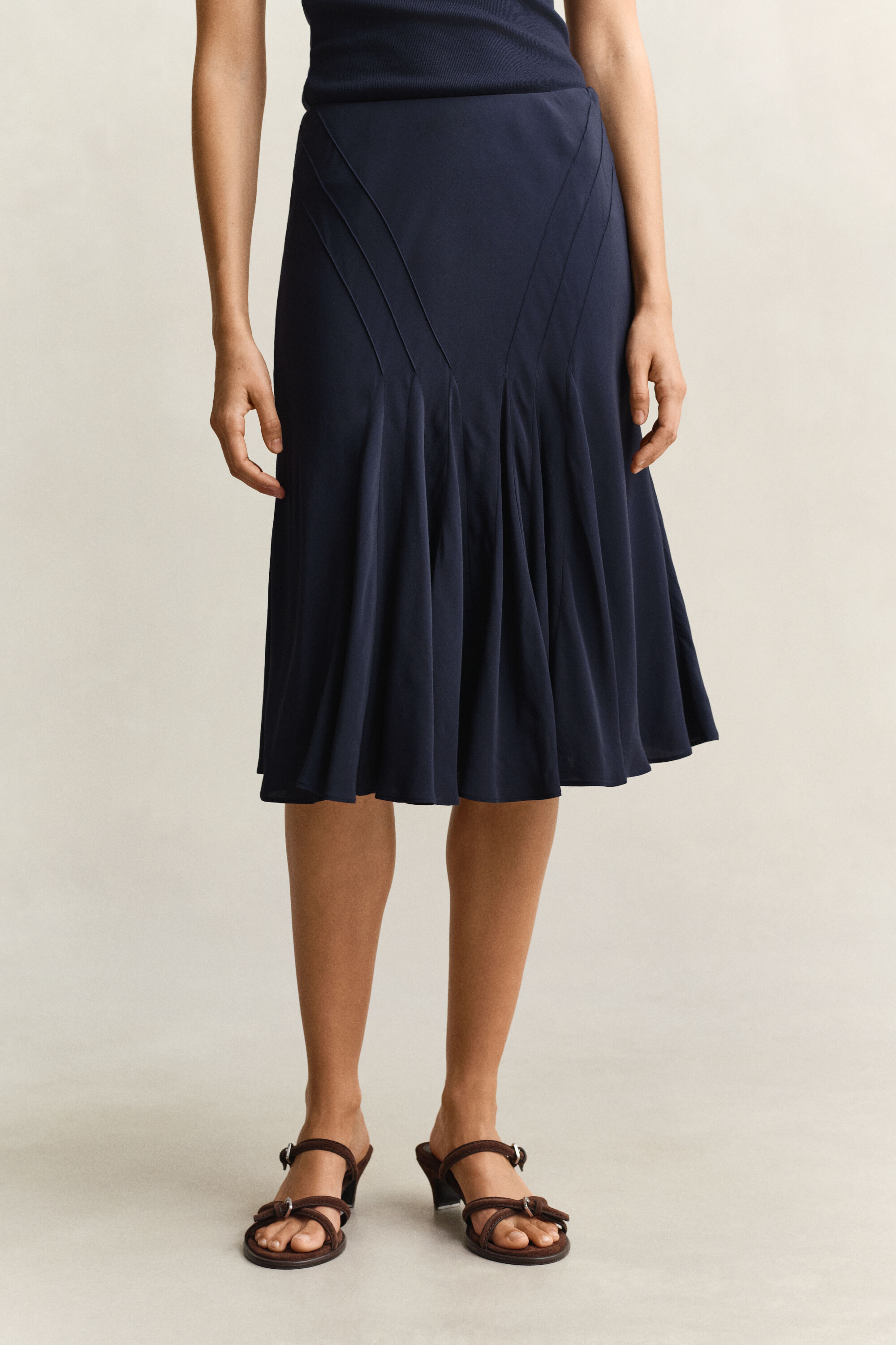 Gonna svasata con taglio sbieco