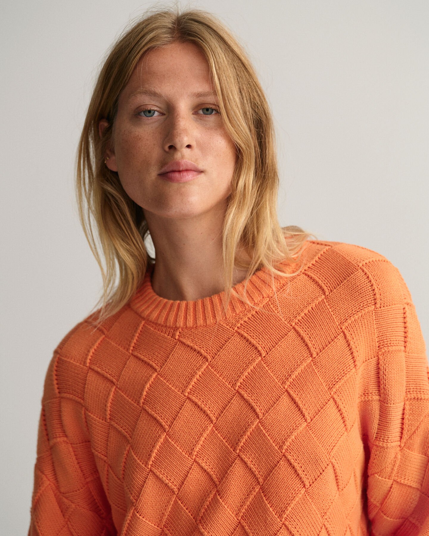 Rundhalspullover aus Strick mit Webstruktur