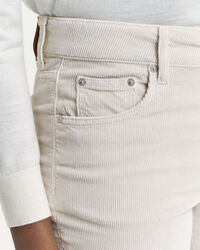 Cordjeans mit ausgestelltem Bein