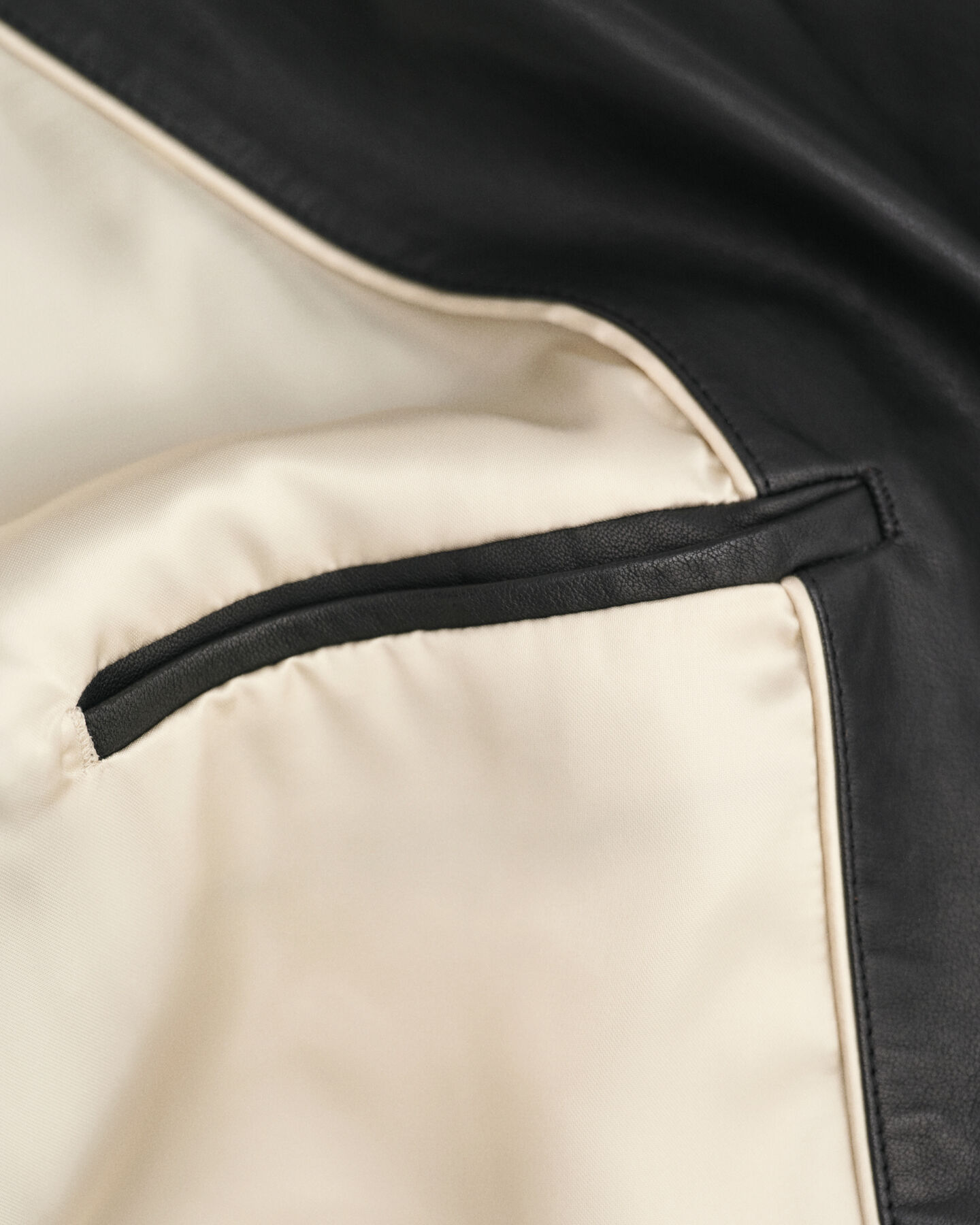 Ledershorts mit Bundfalten