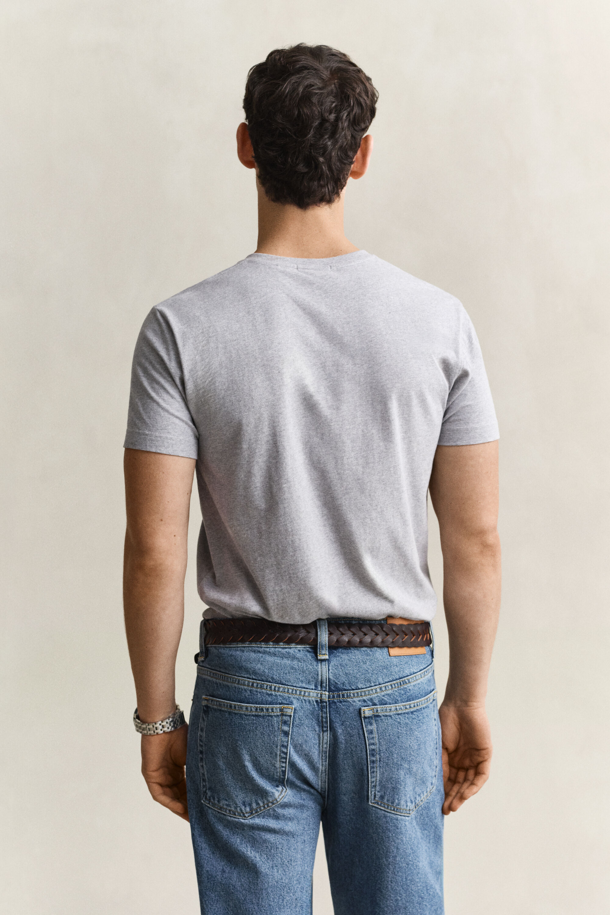 T-shirt col V coupe slim avec écusson