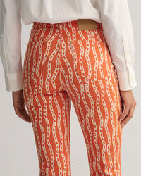 Verk&uuml;rzte Jeans mit Kettenprint