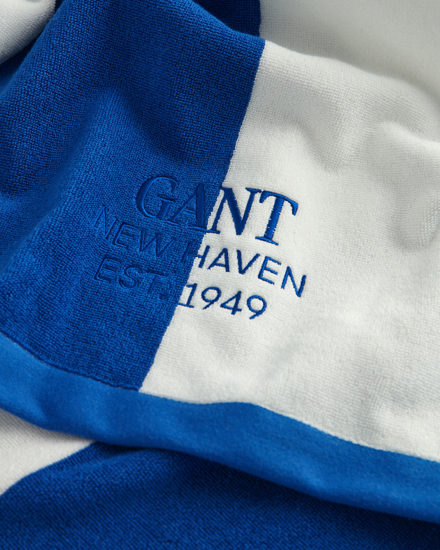 Strandtuch mit markanten Streifen