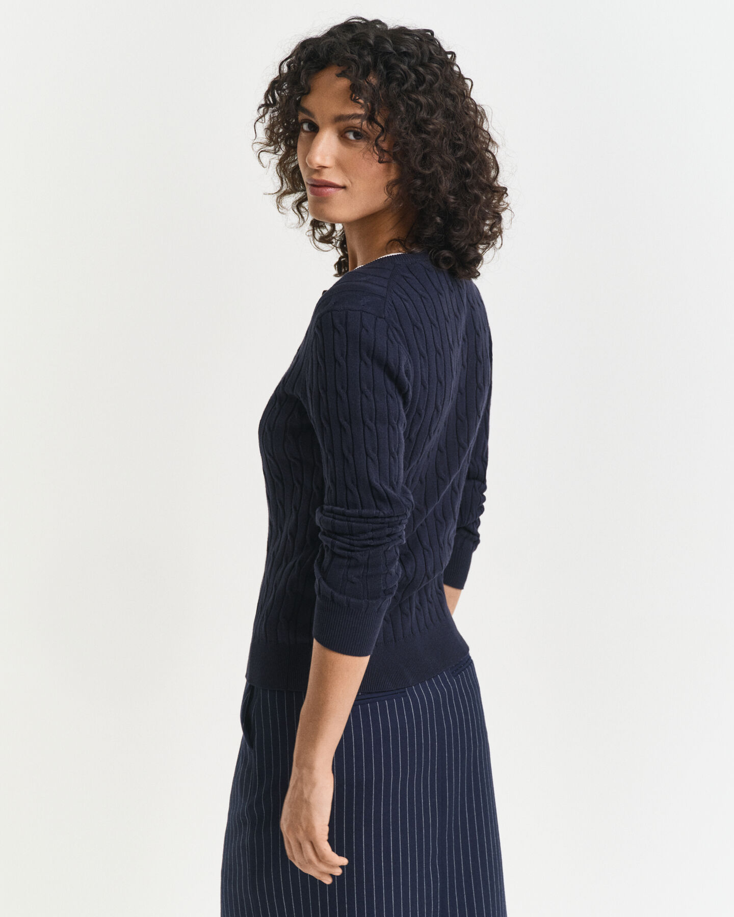 Strickjacke aus Stretch-Baumwolle mit Zopfmuster