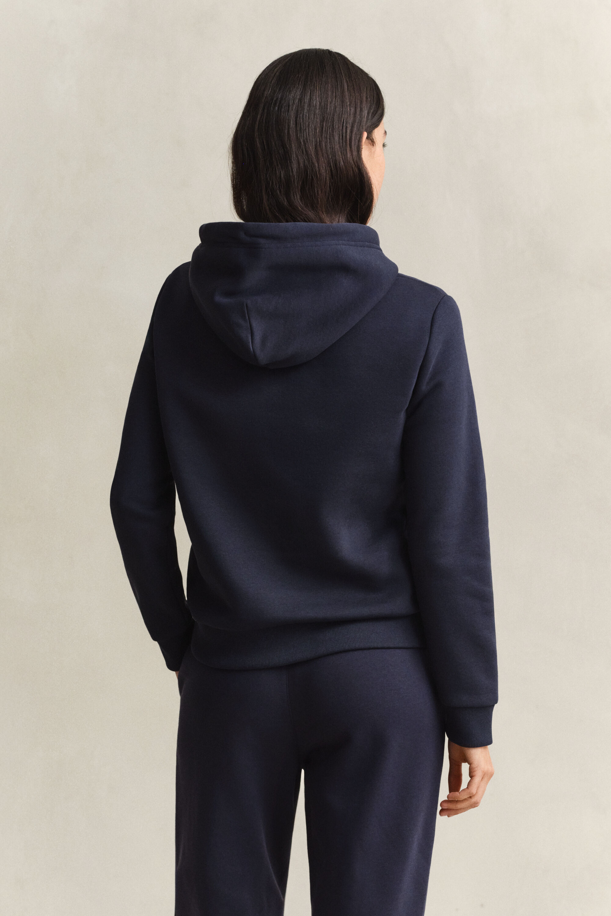Sweat à capuche avec écusson ton sur ton