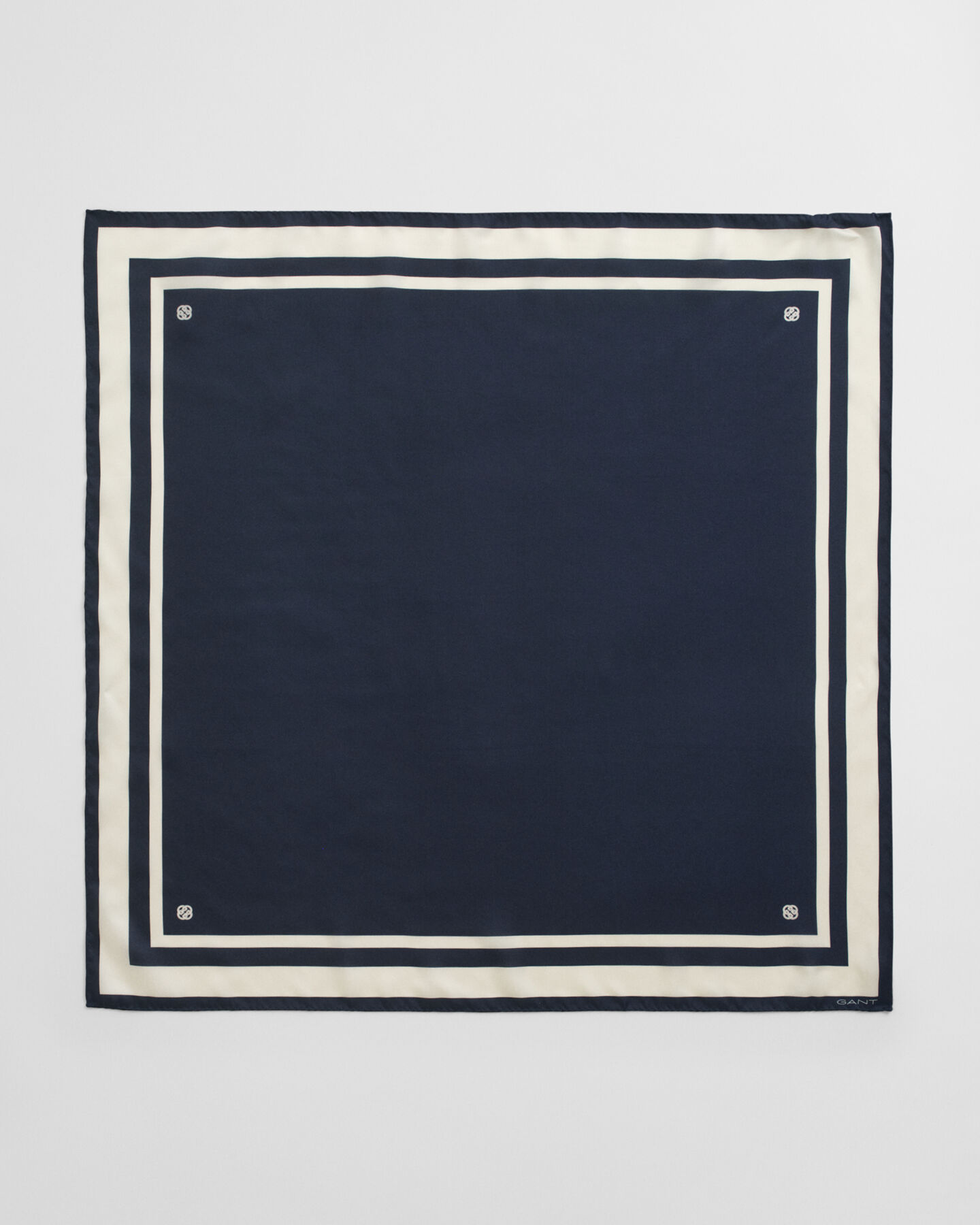 Monogram Seidentuch mit Detail