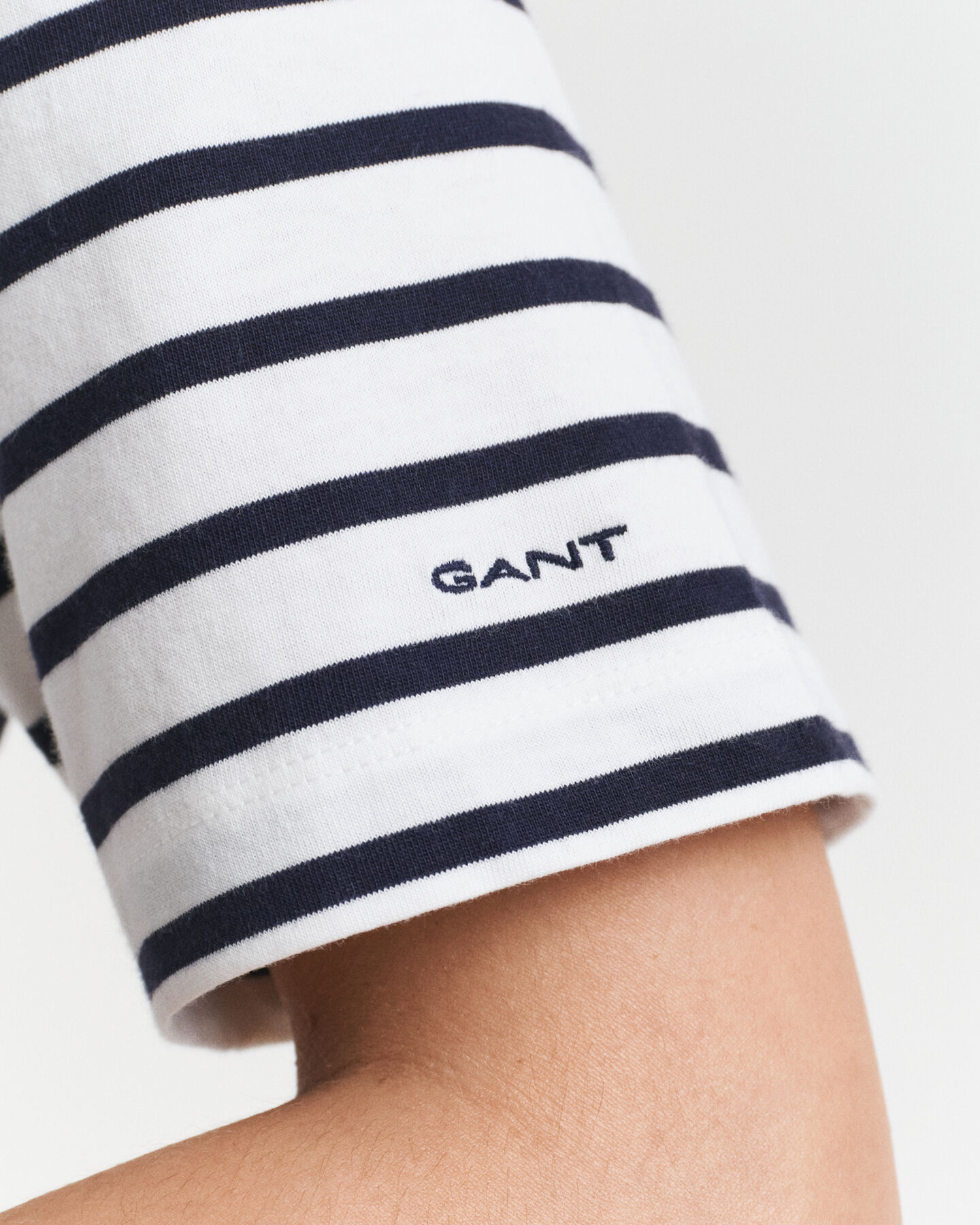 Gestreiftes T-Shirt mit U-Boot-Ausschnitt