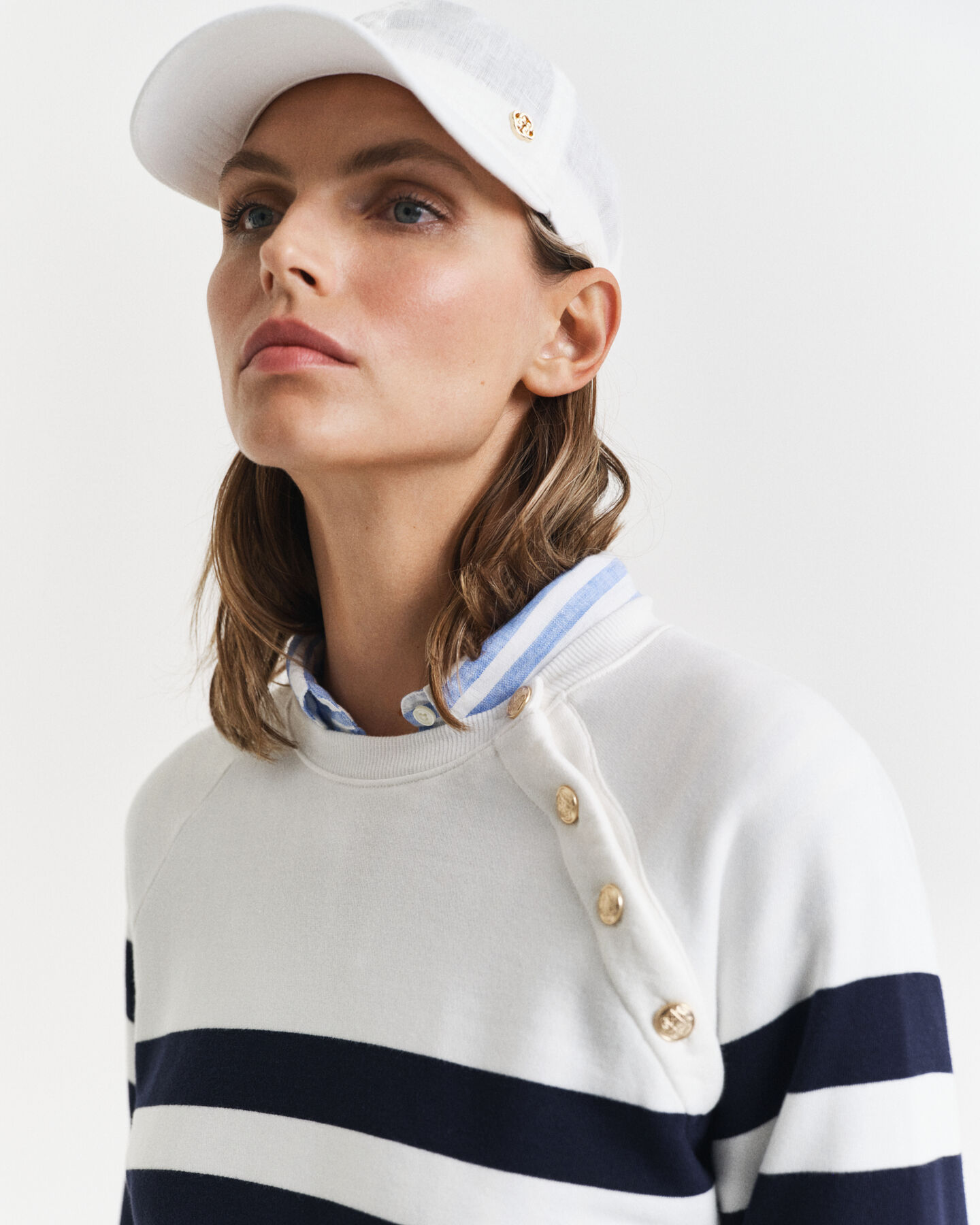 Gestreiftes Rundhals-Sweatshirt mit goldfarbenen Knöpfen