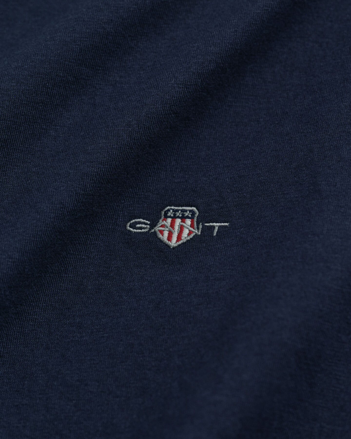 Slim Fit Shield T-Shirt mit V-Ausschnitt